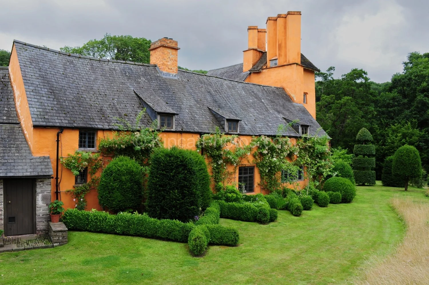 allt-y-bela-full-house-view-box-topiary-lawn.jpg.jpg