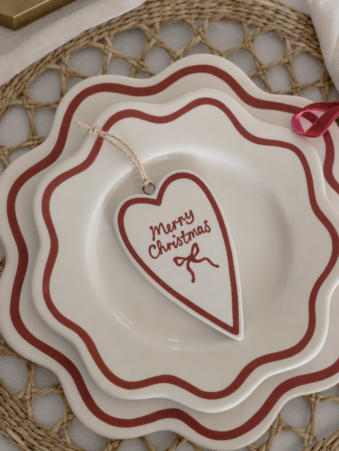 Scalloped+Christmas+Plate+Setting.png