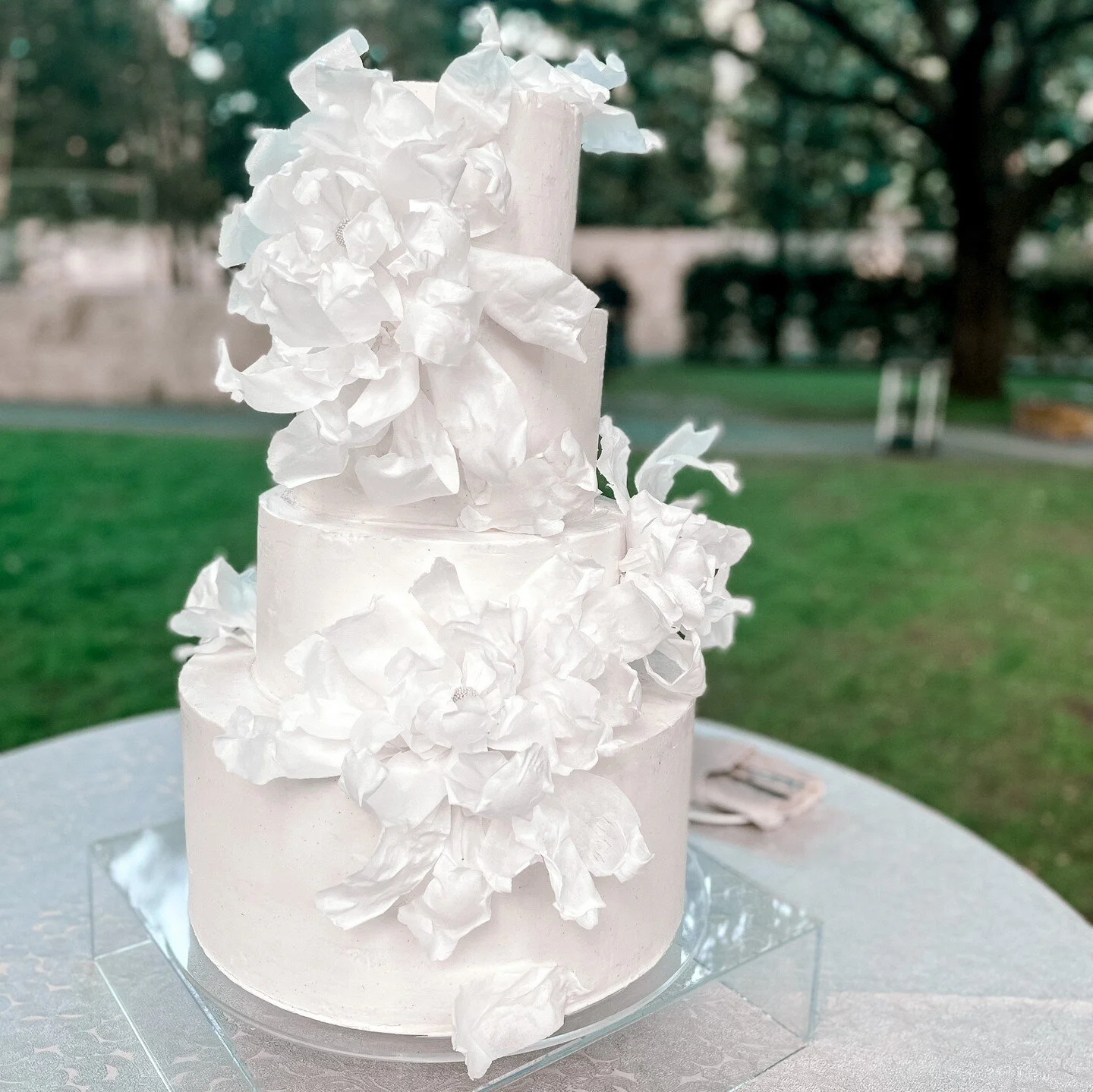 About the other night&hellip; ⁠
We took an ethereal cake sketch, a gumpaste flower design + an opal earning, worn by the bride, to inspire us for this sculptured beauty. What an airy wonder for this crisp night at The Nasher Sculpture Center in Dalla