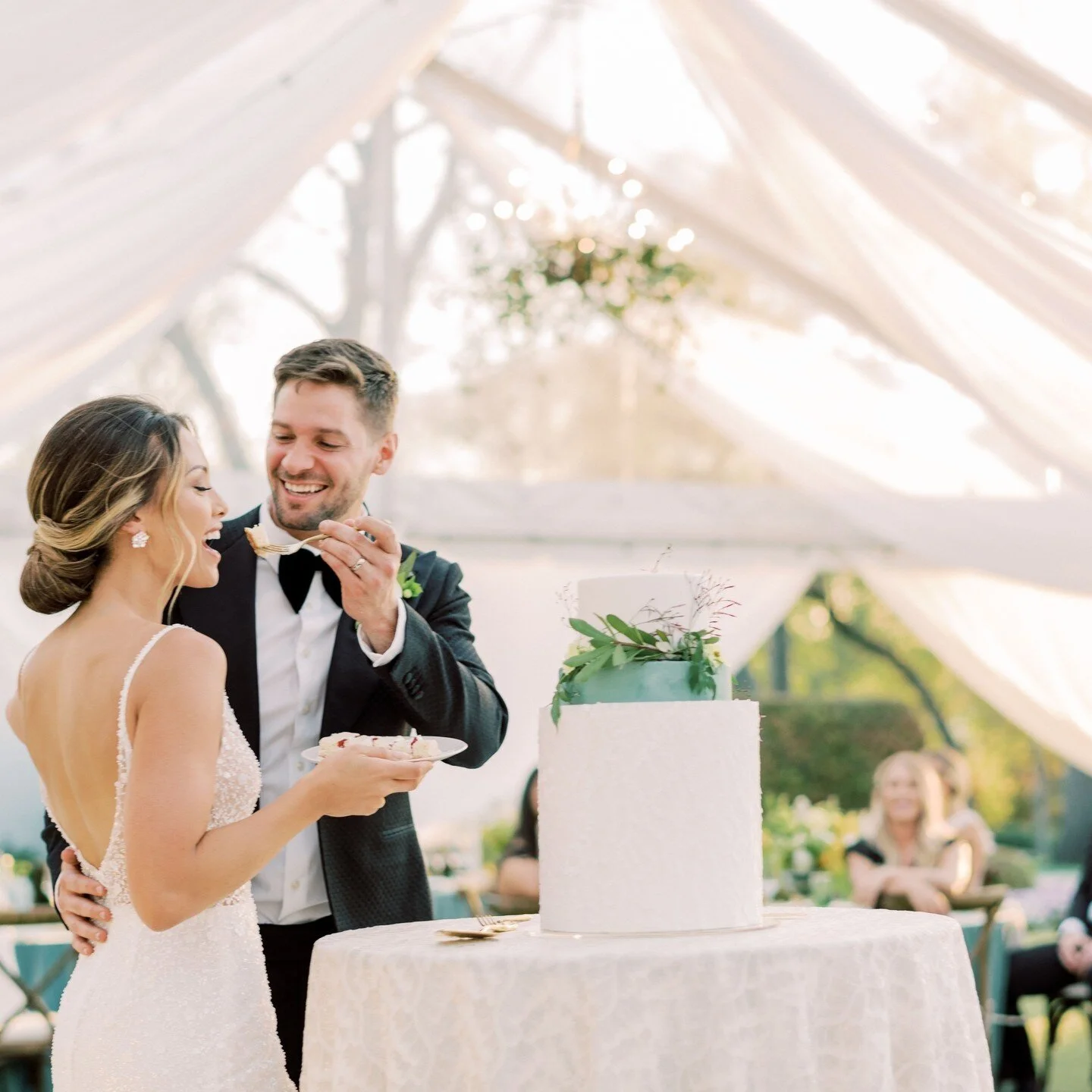 One of our favorite things about designing cakes is getting pictures back of our clients digging in. ⁠
⁠
⁠
Details on this one to come!⁠
⁠
⁠
⁠
⁠
⁠
⁠
Wedding Planning and Design | @hiltsevents⁠
Photography | @albaroseco⁠
Floral | @vellanestfloral⁠
Ten