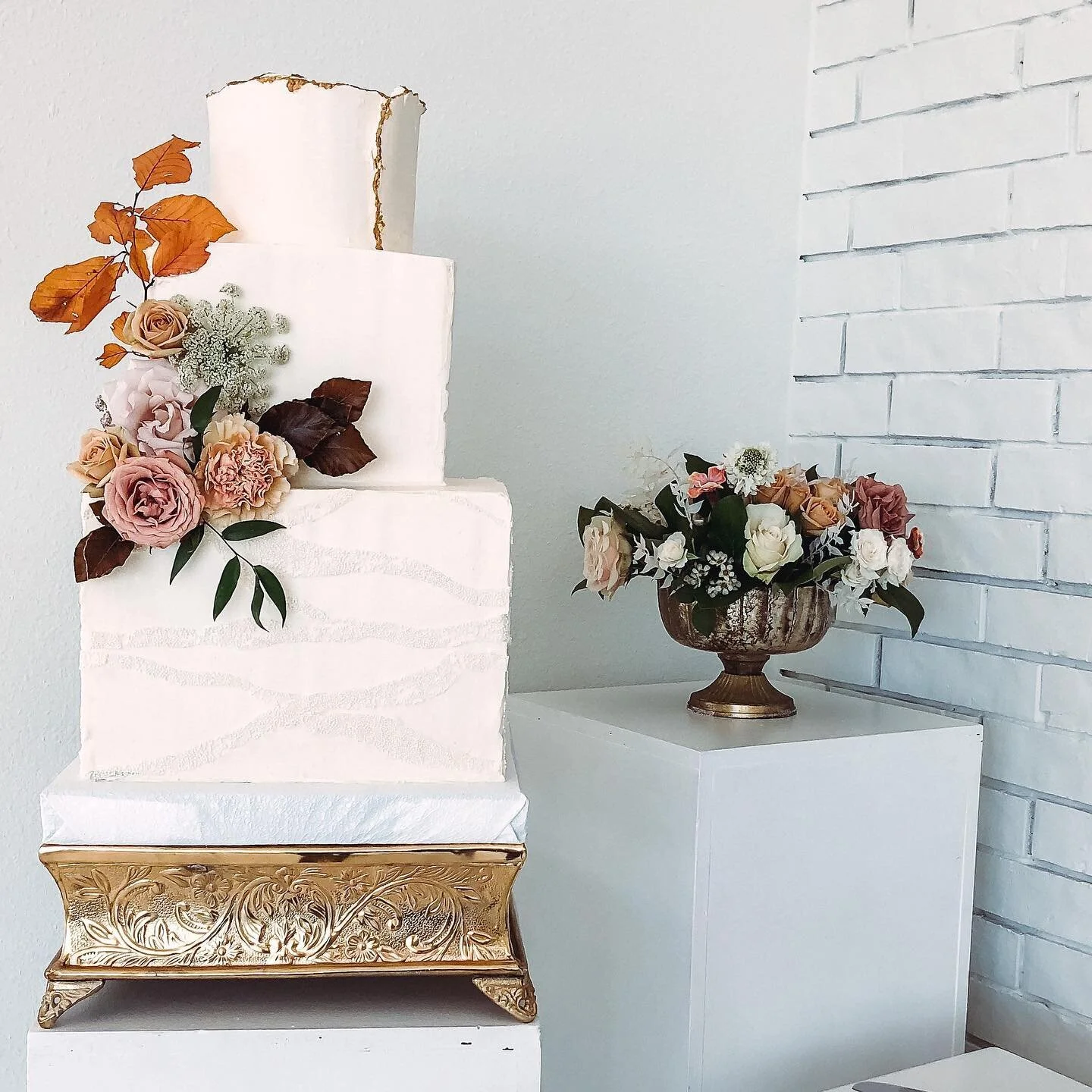 Putting 2021 behind us. It&rsquo;s with grateful hearts we reflect on all the beautiful cakes+clients we have had the privilege to serve and the ones to come!

Cheers to 2022✨

&bull;

&bull;

&bull;

&bull;

&bull;

&bull;

&bull;

&bull;

#xocakery