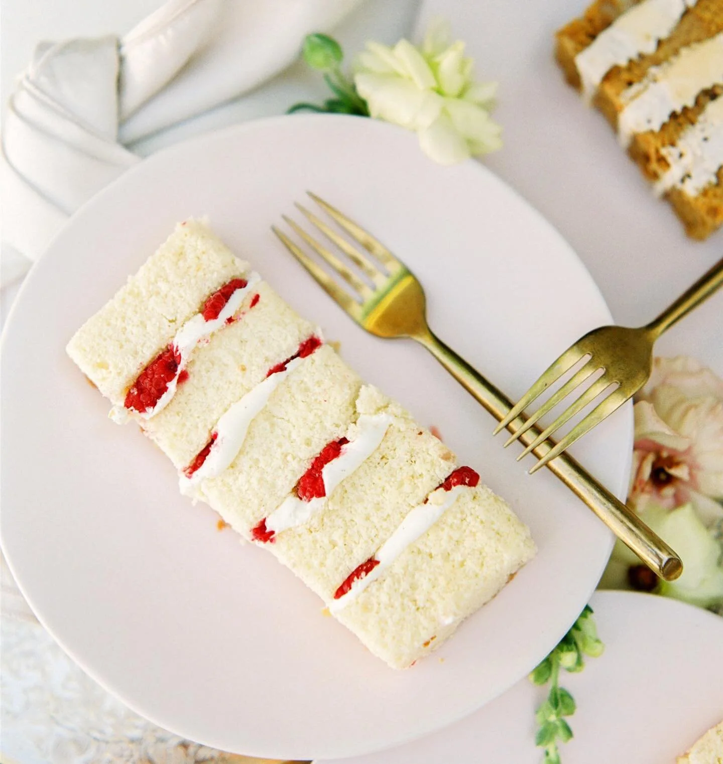 white raspberry wedding slice anyone✨