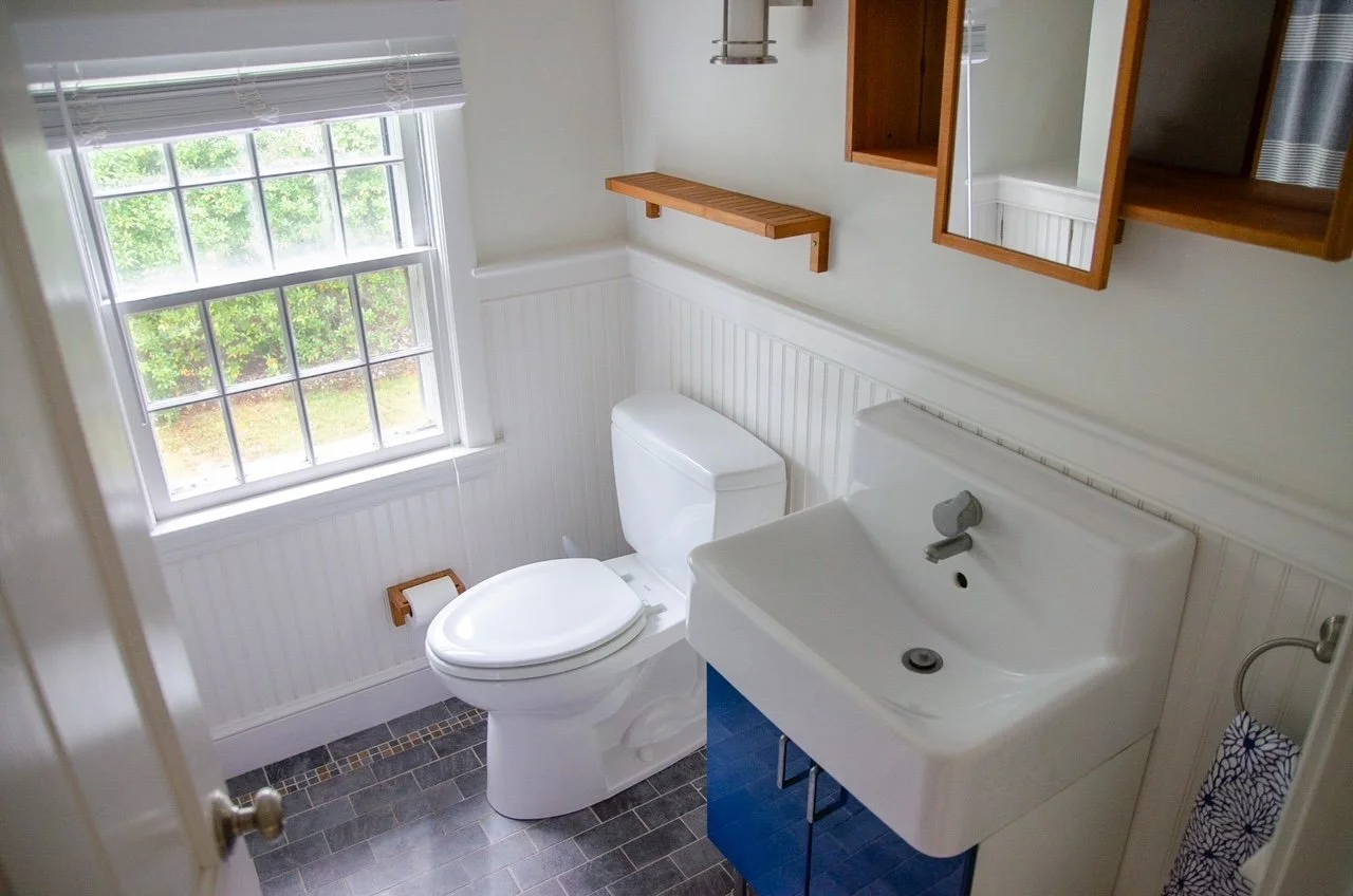 Upstairs bathroom with shower/tub combo