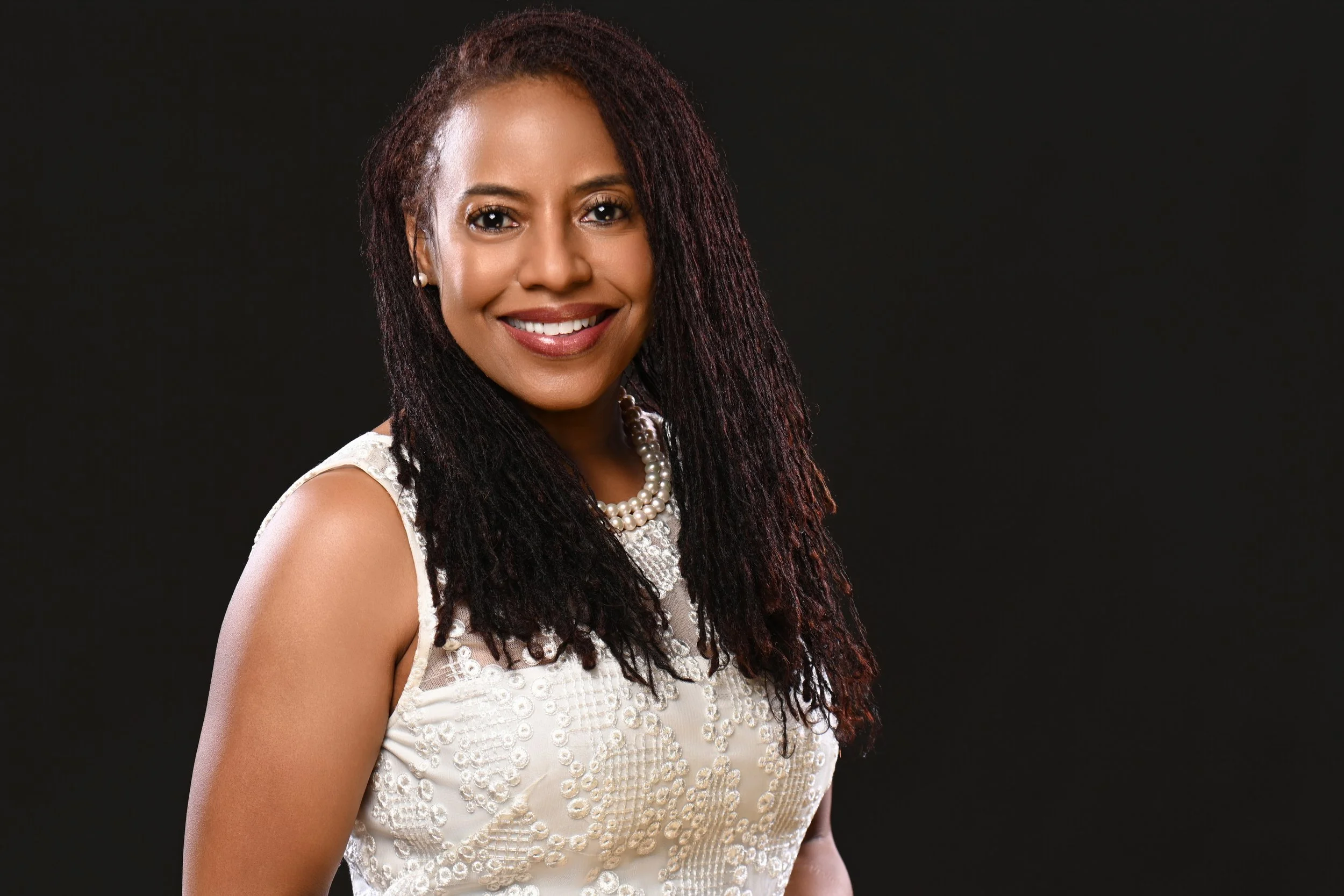 23.0020 Troupe, Yvette - HEADSHOTS (v26.6003).jpg