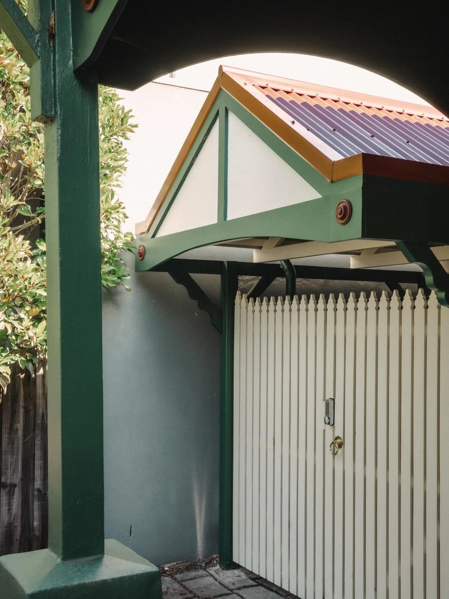 Carport restoration in Brunswick..
These kinds of details are becoming a lost art in carpentry. We are honoured to keep the craft going. 

📸 @steadyhandsvideo 

🎨 @ssvpaintinganddecorating 

🪵 @provans_timber_hardware