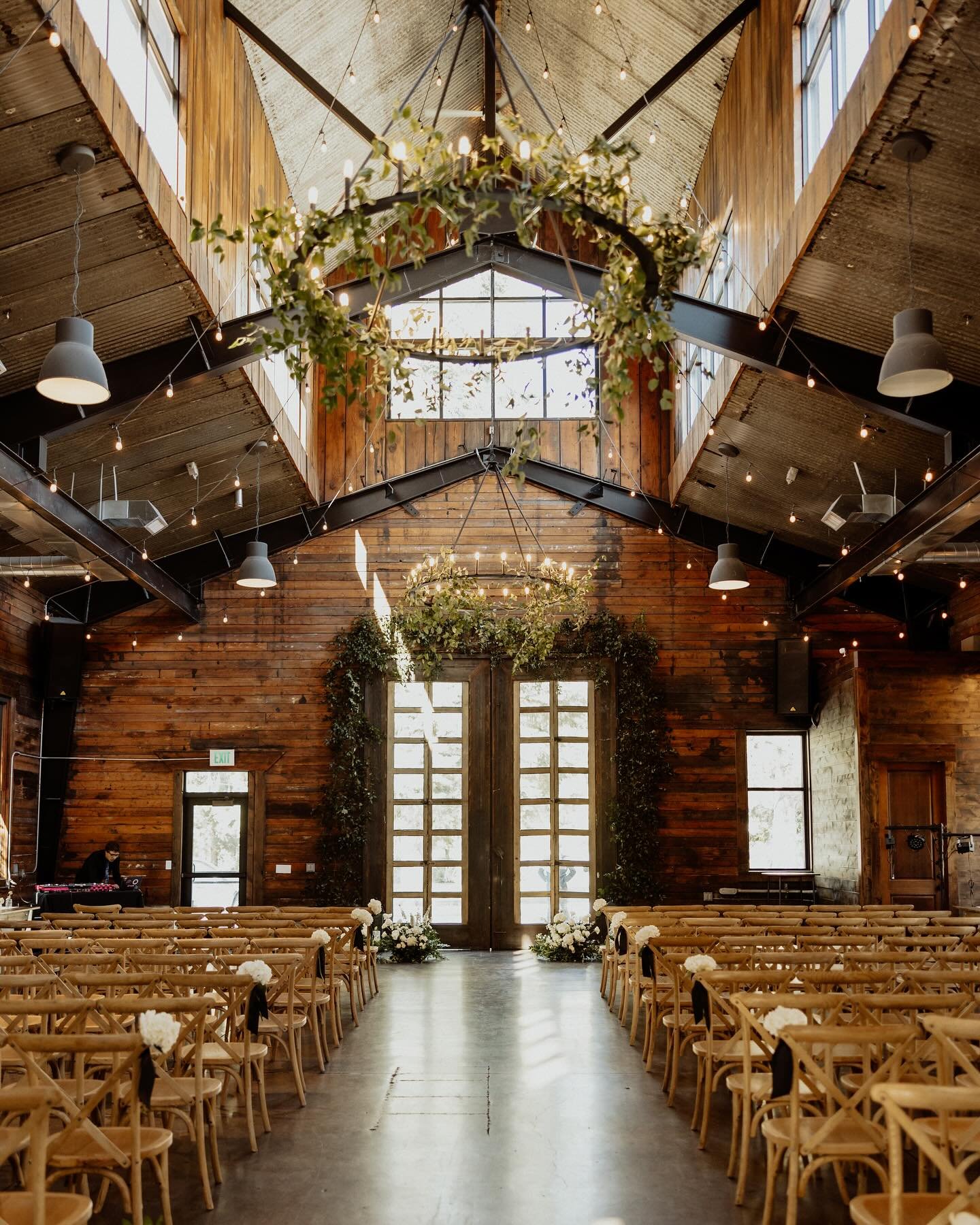 Lindsay called me after finding my number on Google and said “help! I had planned on diy-ing the flowers, but I feel overwhelmed!” We had a great conversation but I had already had a wedding on the books for that day. After debating for a