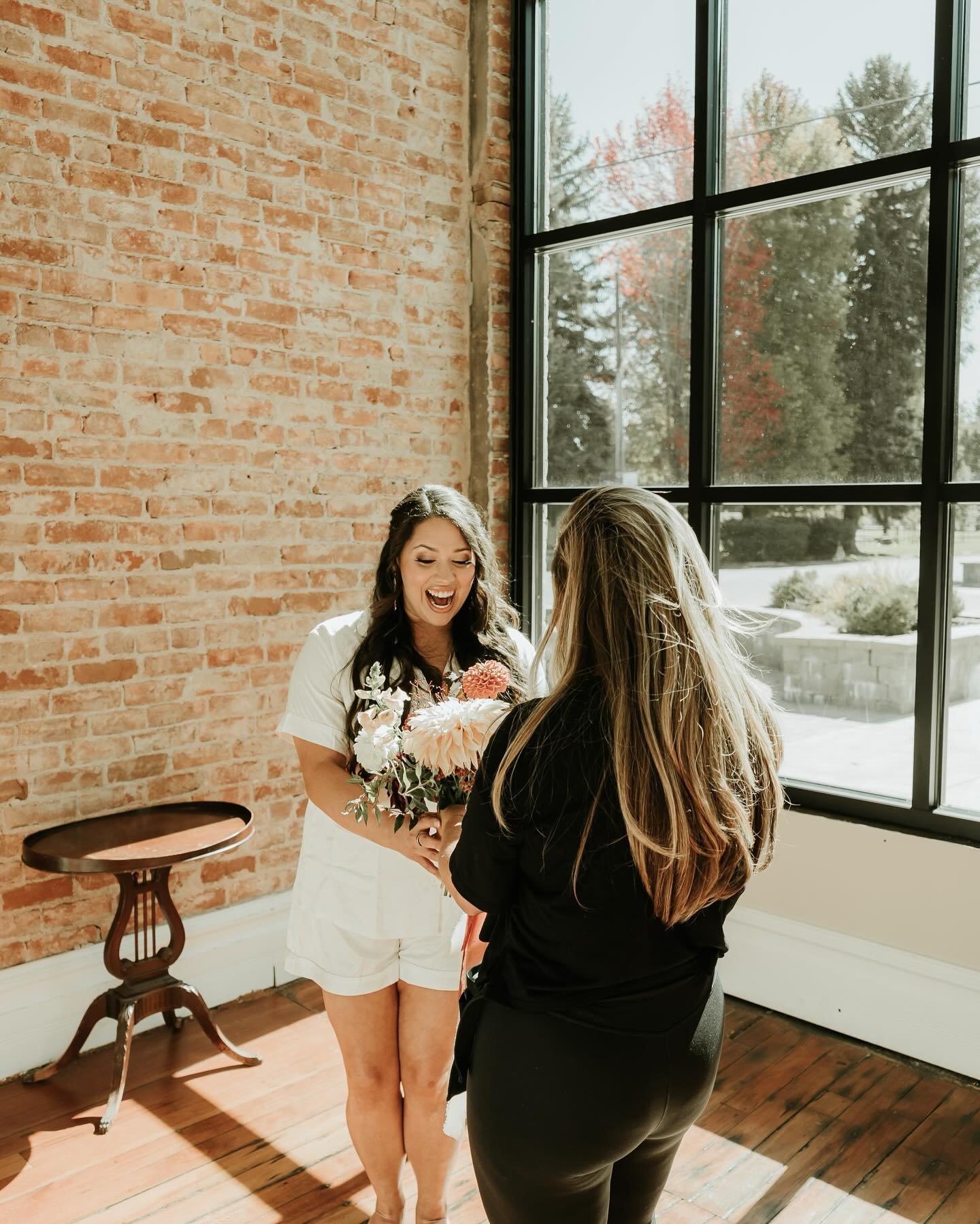 When you see your bridal bouquet for the first time…🤍
.
.
.
Venue: @huntsvillemercantile
Photographer: @maggiebrannonphotography
#florist #utahflorist #flowers #utahwedding #utah #weddingflowers #weddingflorist #explorepage