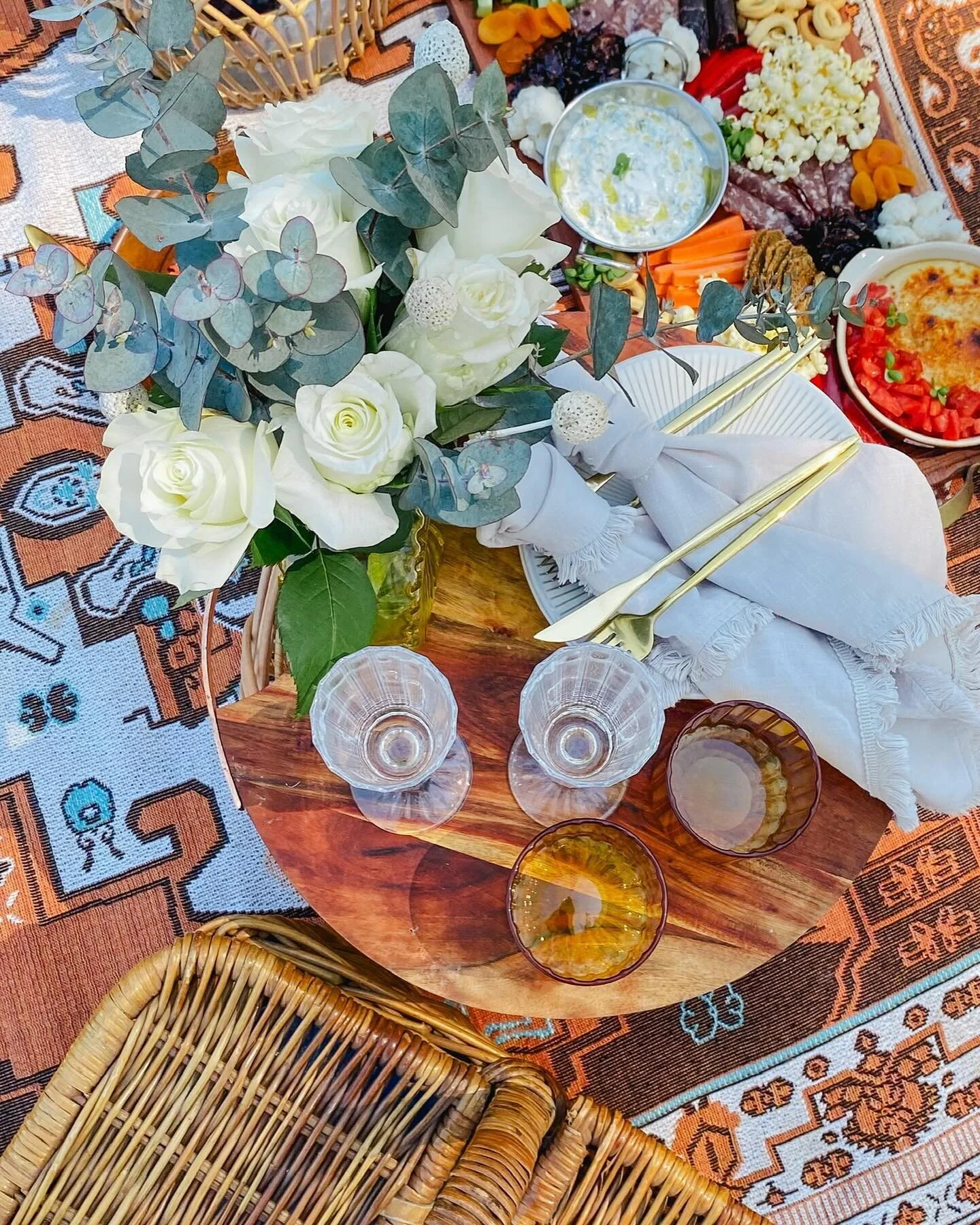 Cheers to a prosperous year ahead, surrounded by good food and great company 🥂🥰

#2024goals #picnicdate #picnicdecor #picnicfood #picnicfortwo