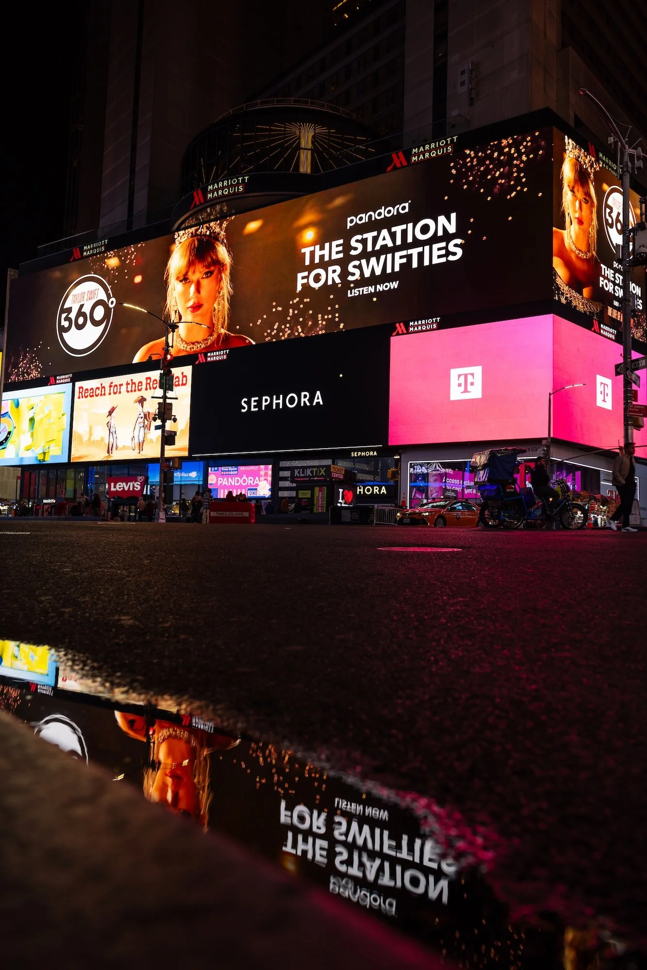 PANDORA_TIMESSQUARE_20251017_TAYLORSWIFT_29056.JPG