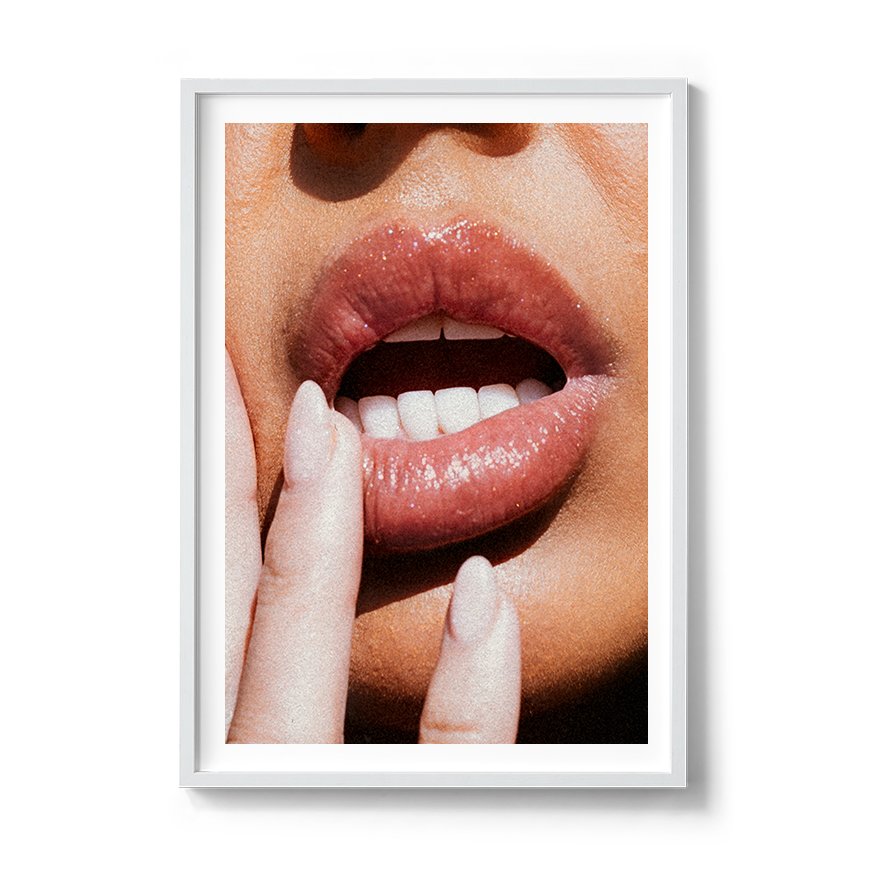 LIPS WHITE FRAME.jpg