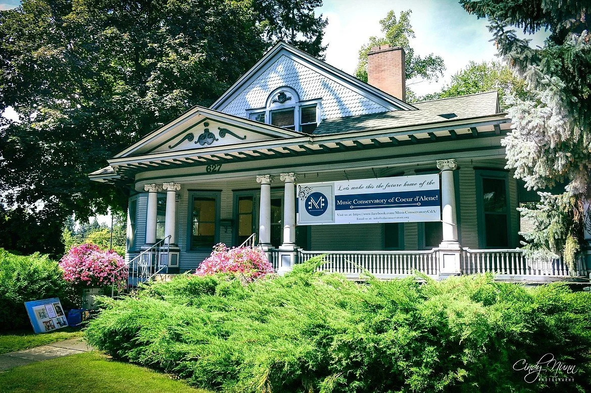 MusicConservatoryhamilton_house_with_petunias_t1170.jpg