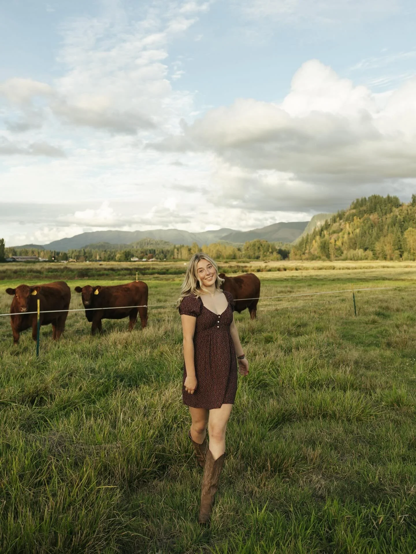 Mountains &amp; beaches are lovely locations, but there&rsquo;s nothing quite like shooting somewhere that really means something to you 🏡🫂🐄🌾☁️ especially if it has cows