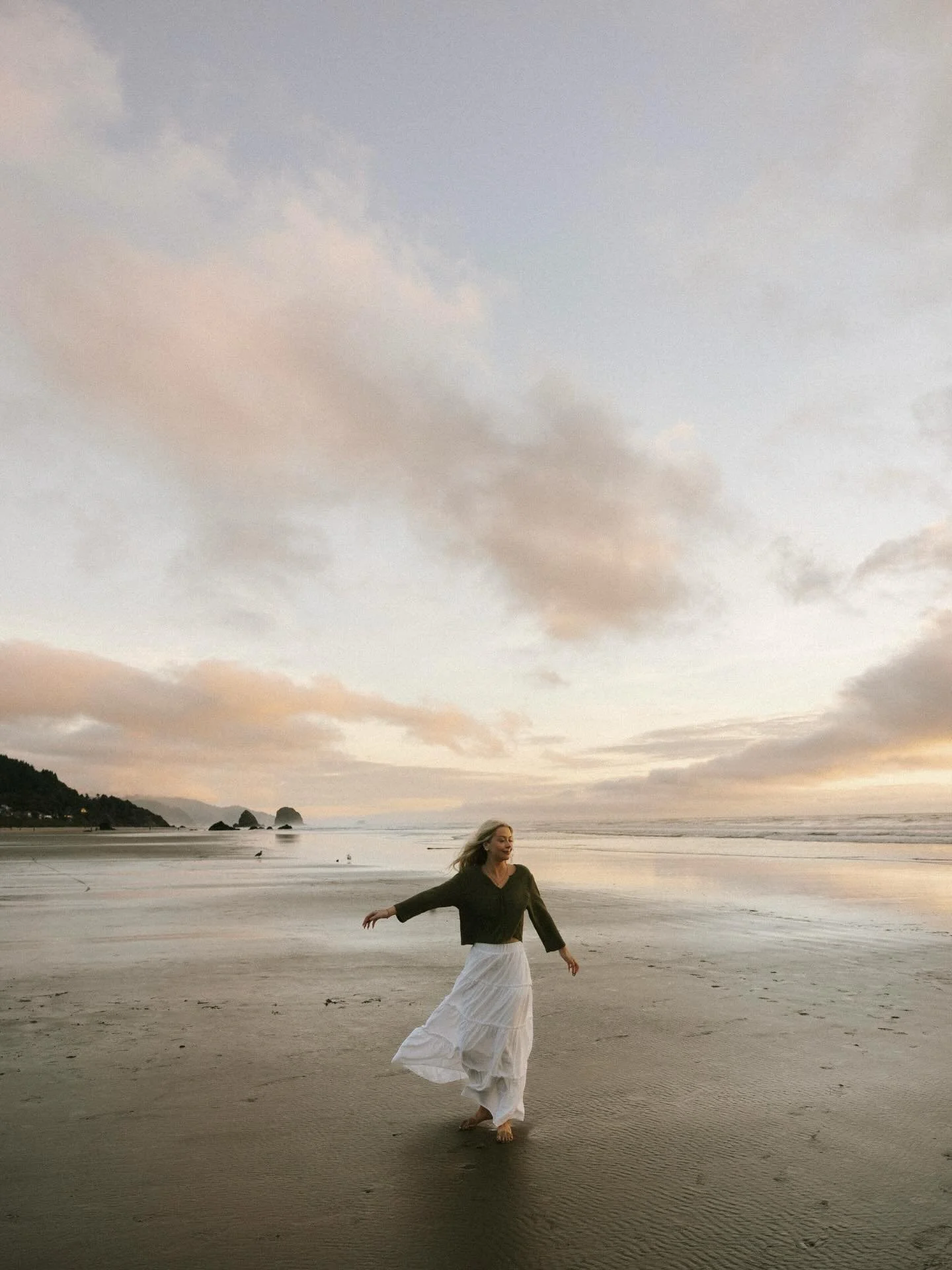 The most magical beautiful night in Oregon &lt;3 🌊

Oregon, Oregon coast, senior photos, senior photographer, beach, ocean, photoshoot, photographer, portrait photography.