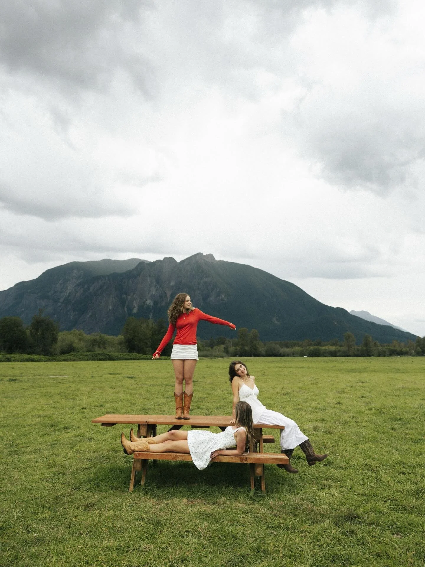 Senior pics with your best friends 🥹💌⛰️🌾☁️🪿