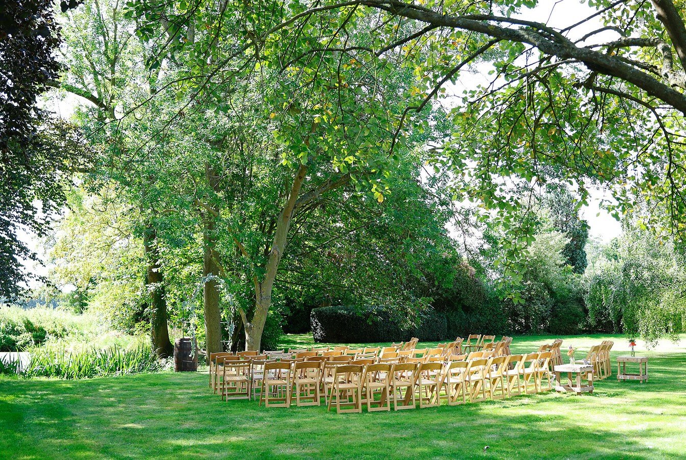 Dreaming of Summer Sun?
Shimpling, our stunning sister venue, is the perfect setting for a dreamy summer wedding. Picture saying "I do" surrounded by lush gardens in full bloom. πΏ
Your perfect summer celebration starts here! Get in tou