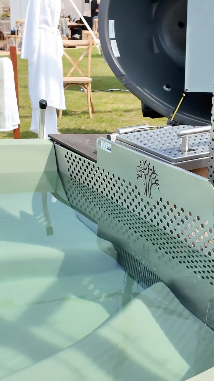 What do we think of the Green ?
Thank you for having us @events_under_canvas ! We had a great day meeting so many wonderful people and showing off our tubs!
📸@ivorywhitewedding
#hottubrental #hottubhire #woodfiredhottub #hottubparty #hottub