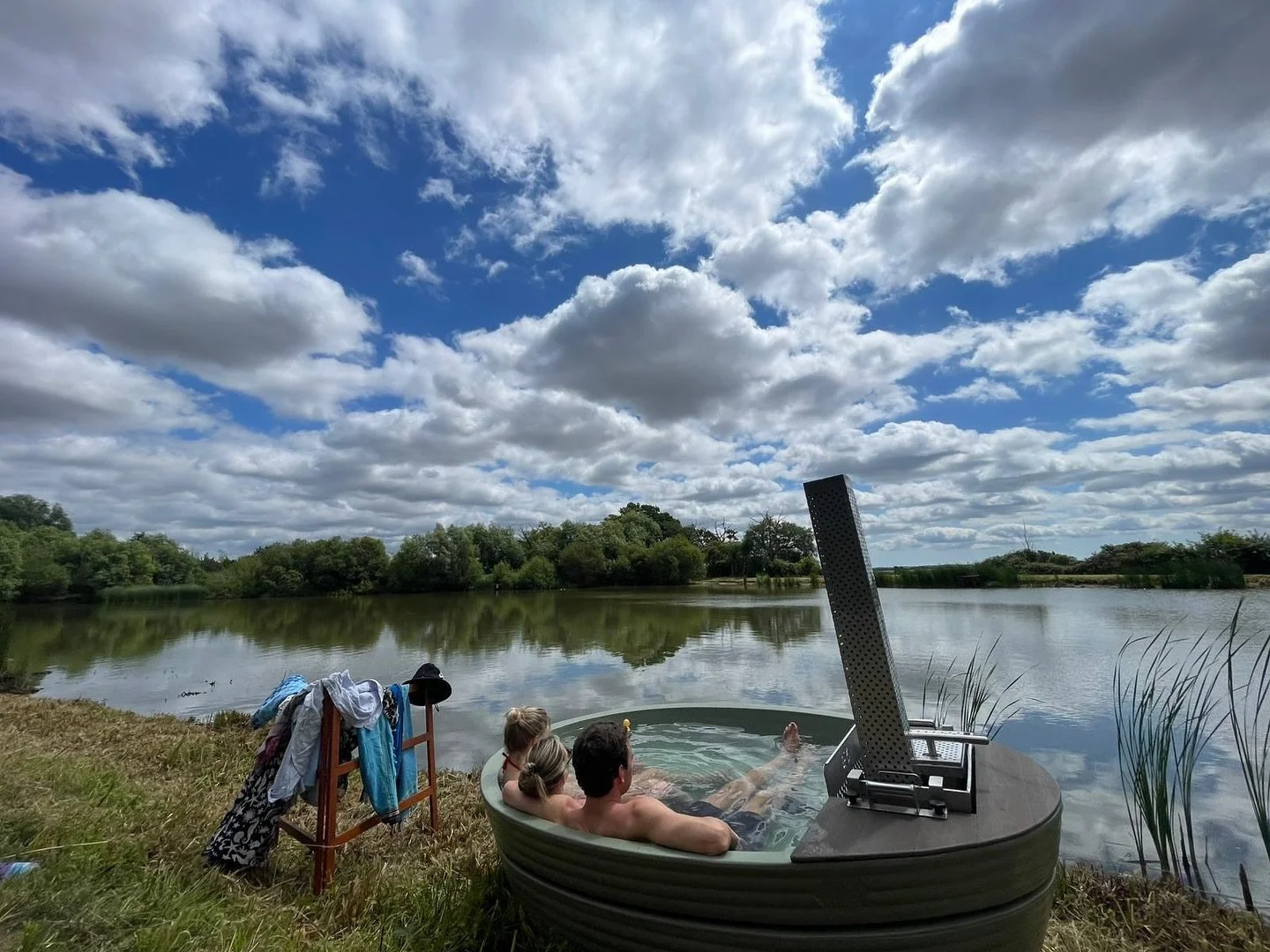 Chillin’ Hot by the Lake – This Weekend! 🛀
After an amazing first event, we’re back with two more chances to soak, swim, and unwind and this weekend’s looking extra special…
☀️ Friday 18th July – 27°C and