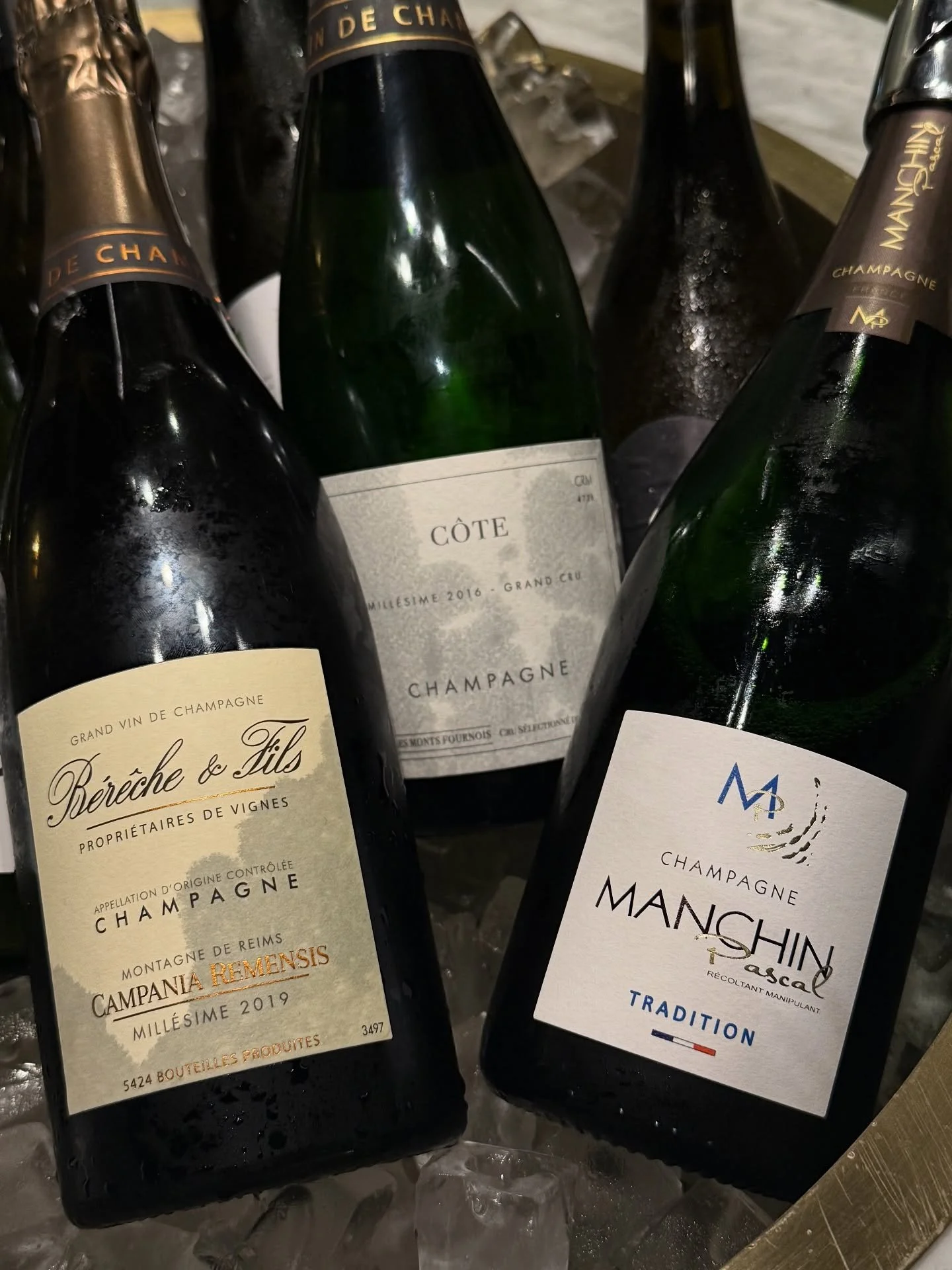 Champagnens dag 🍾🍾🍾 En perfekt dag att prova v&aring;r huschampagne, Pascal Manchin. 70% Pinot Noir och 30% Chardonnay. 195 kr/glas. Ljuvlig till v&aring;ra ostron eller forellromskrustader som nu finns p&aring; snacksmenyn!