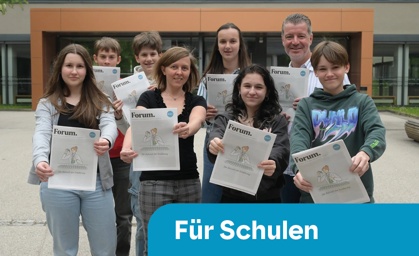 Eine Gruppe von jungen Schülern und einem Erwachsenen, wahrscheinlich Lehrer, steht draußen vor einem Schulgebäude und hält Zeitschriften mit dem Titel "Forum". Das Bild hat einen blauen Banner mit weißen Schriftzug "Für Schulen".