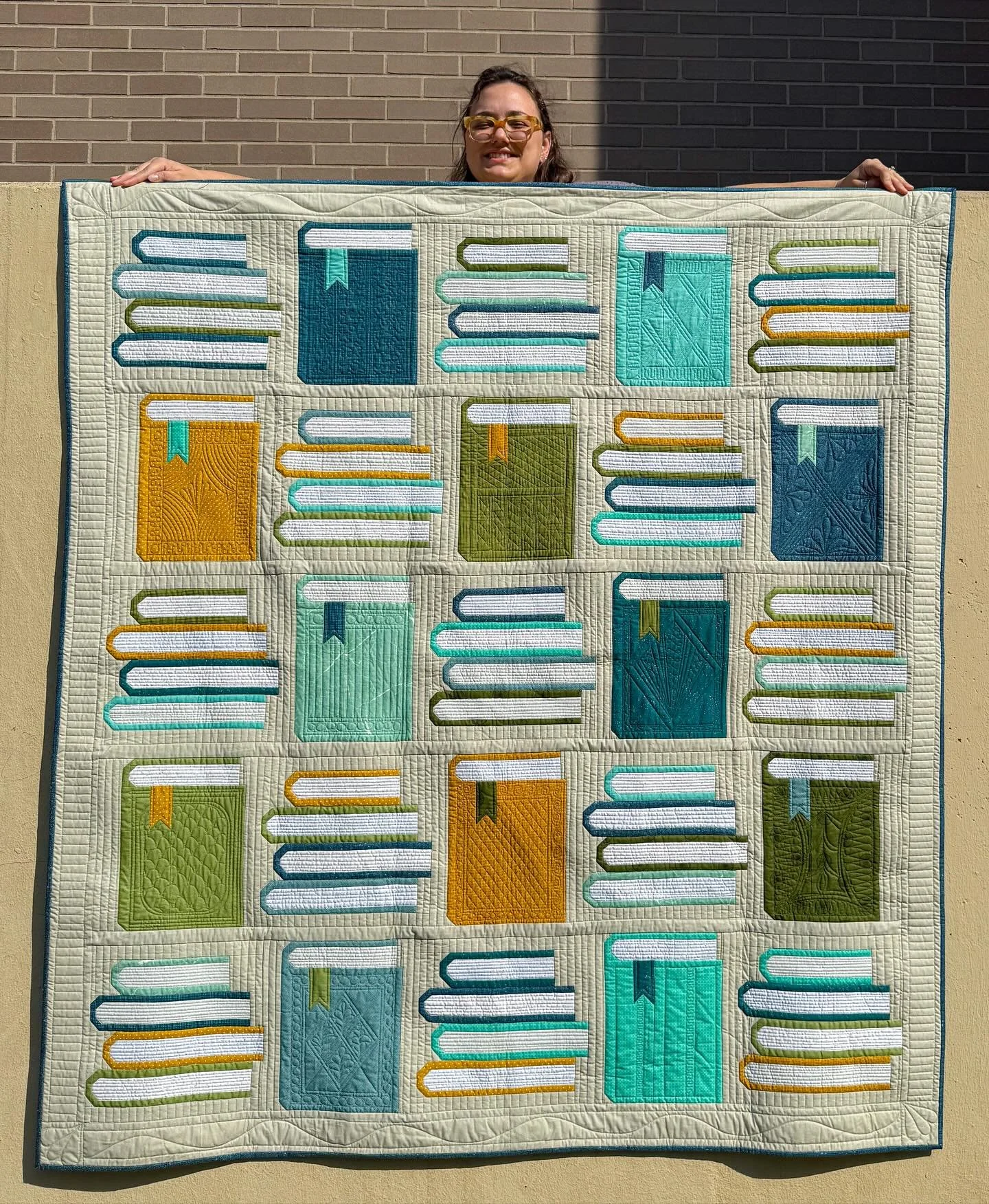 ✨ Freedom Quilt ✨
This quilt, pieced and quilted by me @rivertrailquilts using the Book Nook Quilt pattern from @penandpaperpatterns. This quilt celebrates my love of books, quilts, and the power of libraries.

📚 Each book cover is custom quilted wi