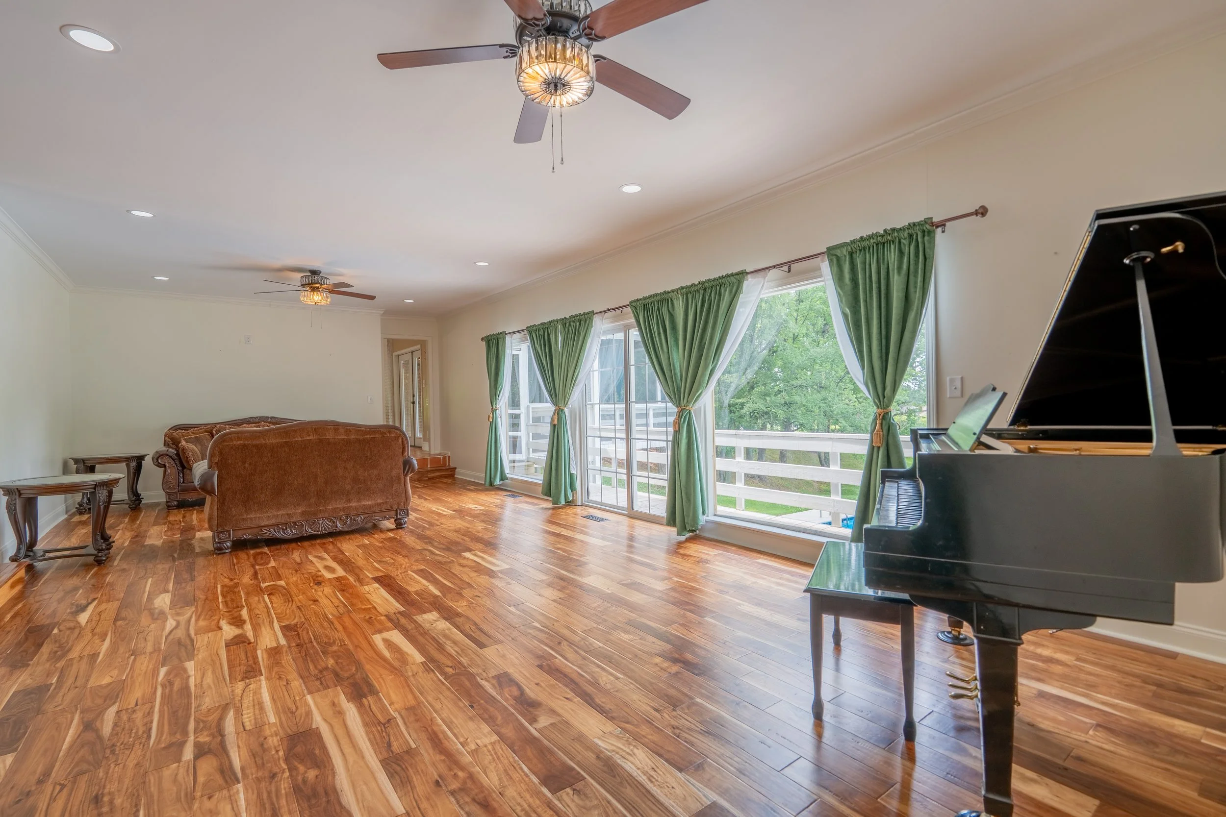 17 Living Room.jpg