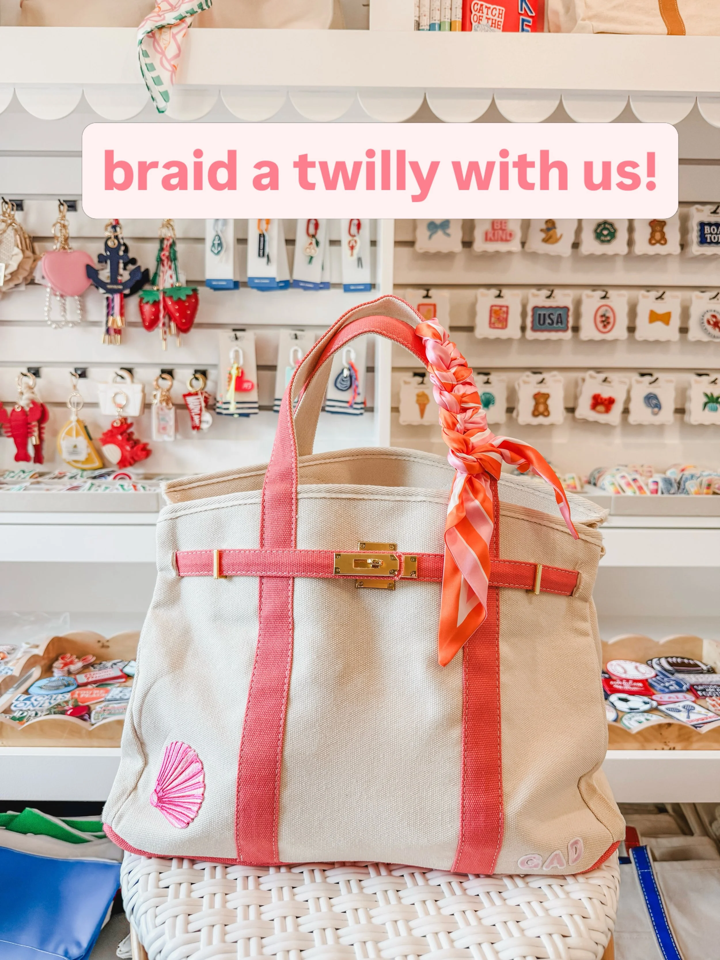 We love to style a bag around here so I got Jamie to teach me how to braid a twilly scarf-I love how it adds color and texture but still looks clean! 

#scarfstyle #twillyscarf #twillys #baglover #patching