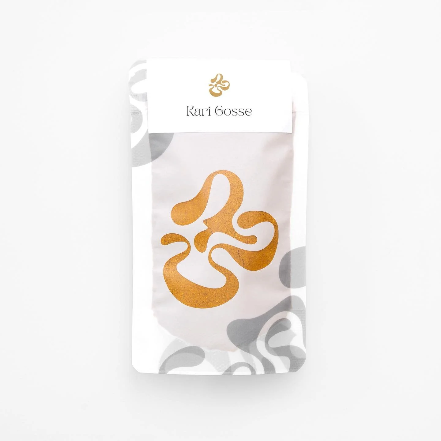 Sanft, w&uuml;rzig, unvergleichlich.
Kari Gosse ist eine feine Currymischung mit milder Sch&auml;rfe und au&szlig;ergew&ouml;hnlicher Harmonie. Kreiert von einem passionierten Gastronomen in der Bretagne, der seine Gew&uuml;rze direkt aus Indien bezo