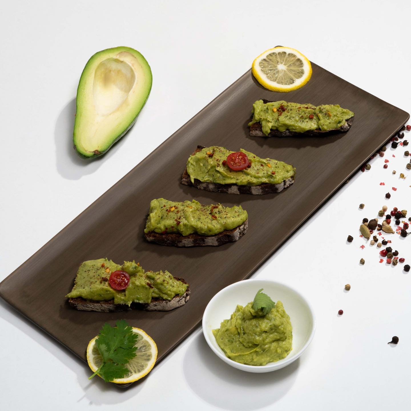 Frisch, cremig, unwiderstehlich &ndash; so gelingt dir die perfekte Guacamole. 🥑✨

Zutaten f&uuml;r 4 Personen
3 reife Avocados
3 Knoblauchzehen
1 Bund frischer Koriander
Saft von 2 Zitronen
Meersalz
Bunter Pfeffer

Zubereitung
Avocados und Knoblauc