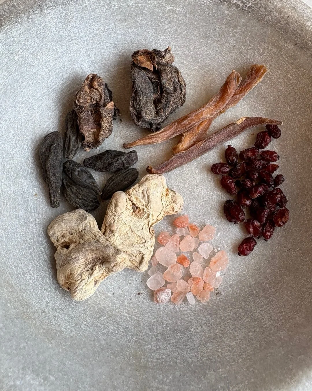 Six Taste Powder: alle sechs Geschmacksrichtungen (s&uuml;&szlig;, sauer, bitter, scharf, salzig, adstringierend) in einem Pulver vereint: AMALAKI, HARITAkI, Shatavari, Berberitze, Ingwer und Himalayasalz machen es m&ouml;glich! Eine Messerspitze dav