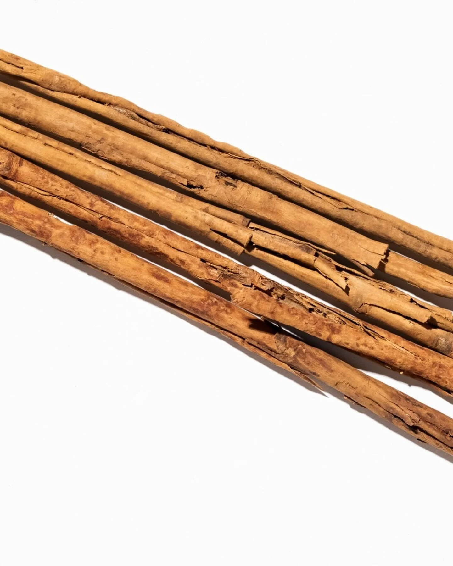 Ceylon Zimt supr&ecirc;me: der sch&ouml;nste Ceylon Zimt direkt aus Sri Lanka. Die Stangen sind ganz fein gerollt, lassen sich leicht brechen und entfalten ein herrliches Aroma, wenn sie mitgekocht werden. Sanft, fruchtig, s&uuml;&szlig;, mit wenig S