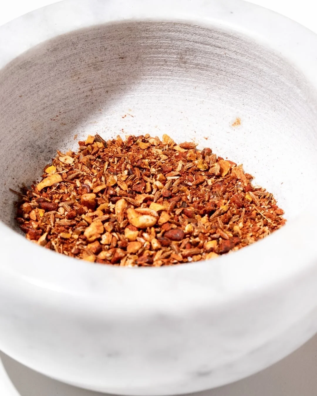 MEXICAN RUB: ANNATTOSAMEN, Oregano, Sumach, Knoblauch: fruchtig frisch w&uuml;rzig, gibt eine leuchtend rote Farbe und ist wunderbar f&uuml;r H&uuml;hnchen, Tofu, Kichererbsen &hellip;. &hearts;️🌹🌸🌹🌸🍃🌸🌸 #spicesforwellbeing #healthyfood #herbsa