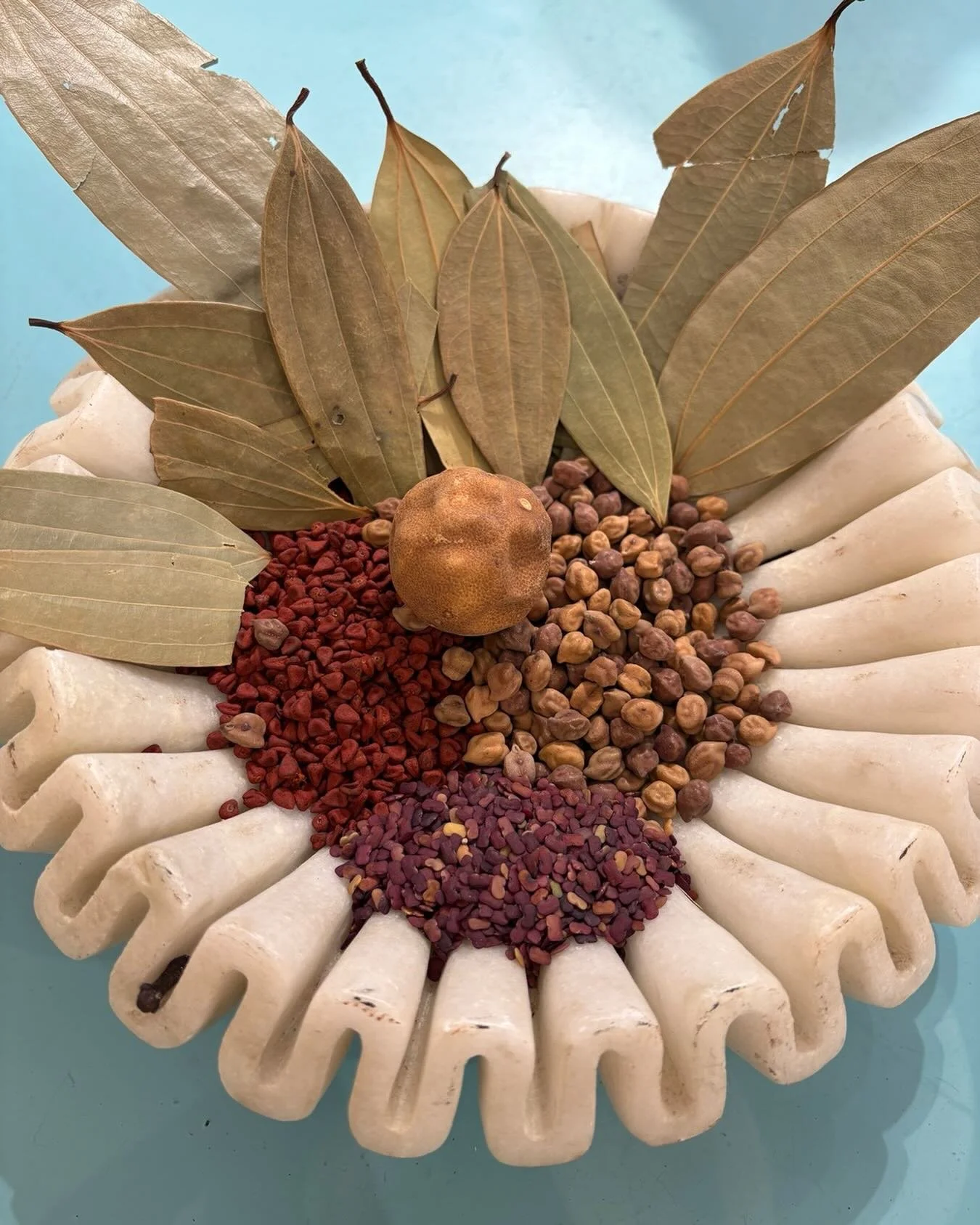 Immer wieder faszinierend, was die Natur hervorbringt: indischer Lorbeer, der eine leicht Zimtbote hat; Annatosamen mit einer s&auml;uerlich frischen Note, die eine unglaubliches Leuchten in dein Gericht zaubert; schwarze Kichererbsen, die nicht nur 