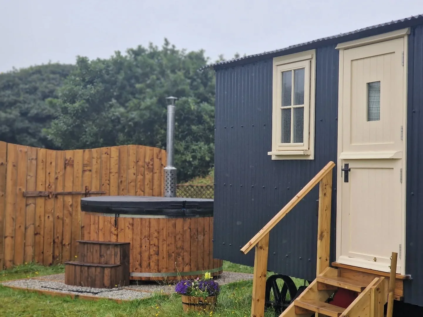 Bluebell shepherds hut.
#suncirclemeadows #glamping #cornwall #cornwallglamping #stagnescornwall #stagnes #hottub #cornwallhottub #perranporth #campinglife #camping #glampingholidays