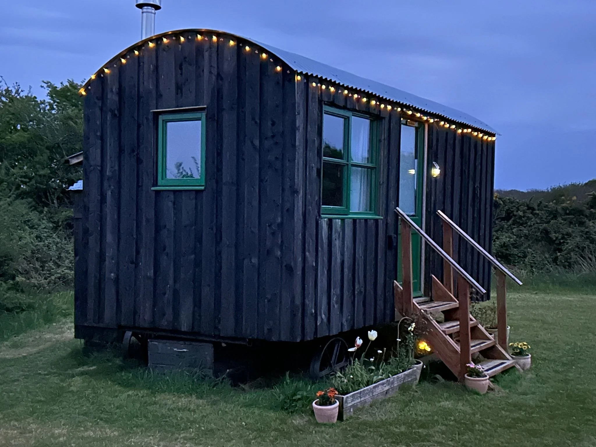 Blackthorn shepherds hut.
&ldquo;Your off-grid escape&mdash;with just the right touch of luxury.&rdquo;#suncirclemeadows
#cornwall
#Glamping