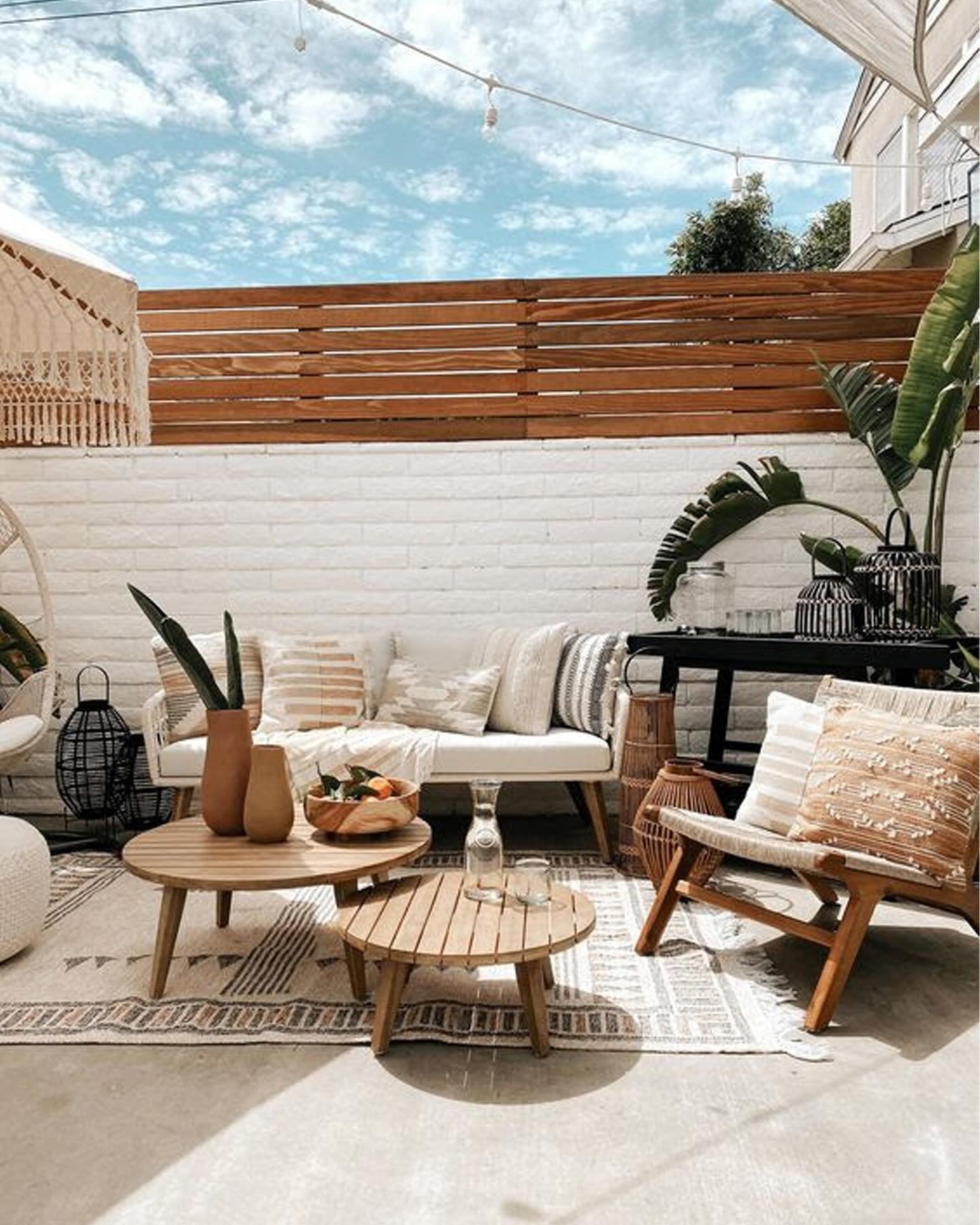 Now that spring is here, it&rsquo;s time to embrace the great outdoors! If your home lacks a cozy outdoor spot, here&rsquo;s how you can create your very own 🌿 𝘰𝘶𝘵𝘥𝘰𝘰𝘳 𝘰𝘢𝘴𝘪𝘴:

2. Choose the right furniture and accessories for your outdoo