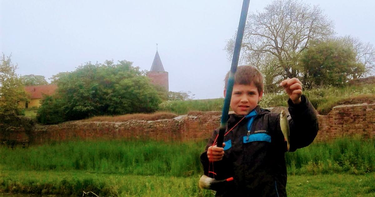 Fiskeri i voldgraven ved Slotsruinen