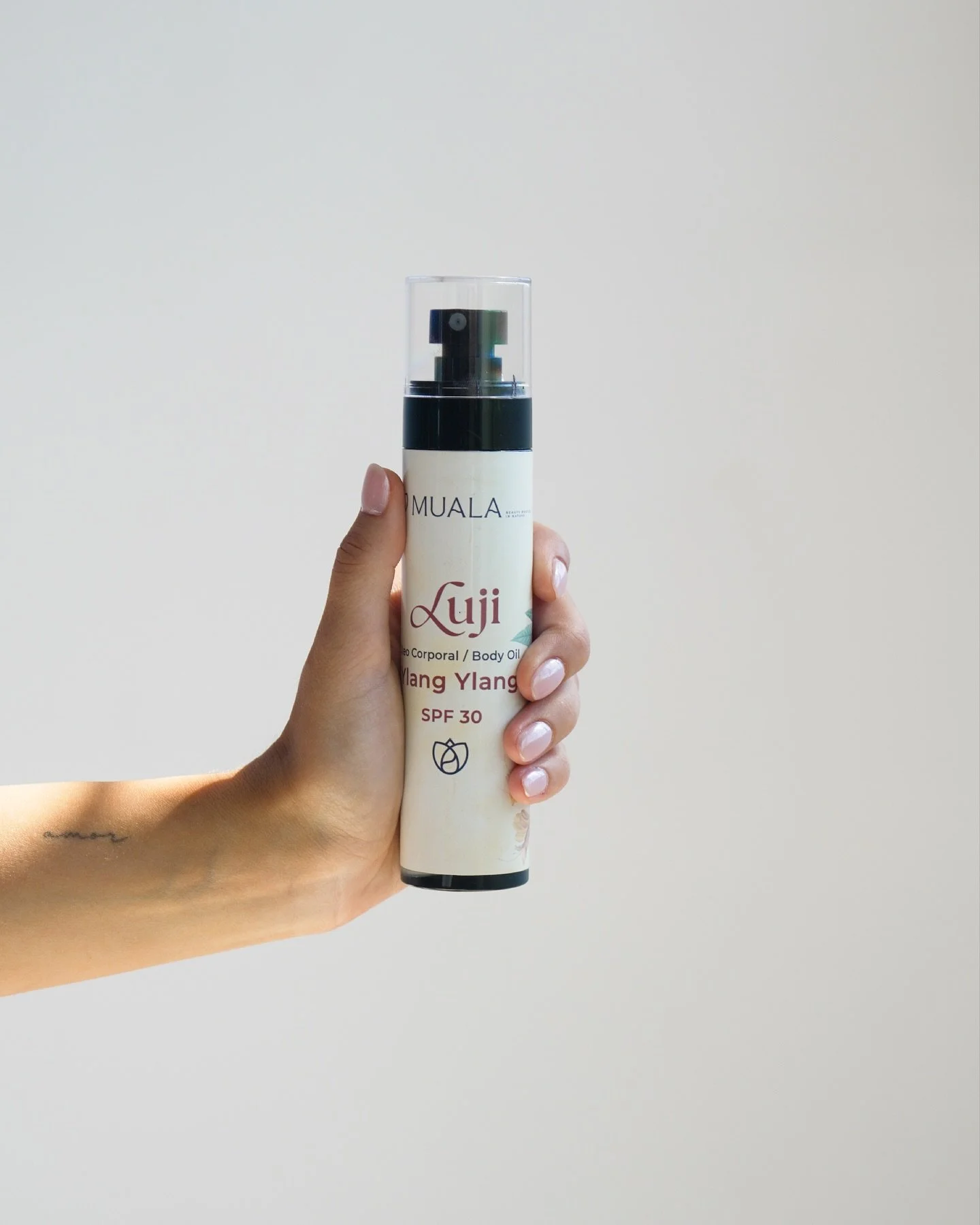 Brilho, nutri&ccedil;&atilde;o e prote&ccedil;&atilde;o: tudo o que a tua pele merece, numa s&oacute; gota.
O Muala Body Oil SPF 30 combina o poder dos &oacute;leos vegetais com a leveza da ci&ecirc;ncia natural. 
Um toque que hidrata, protege e desp