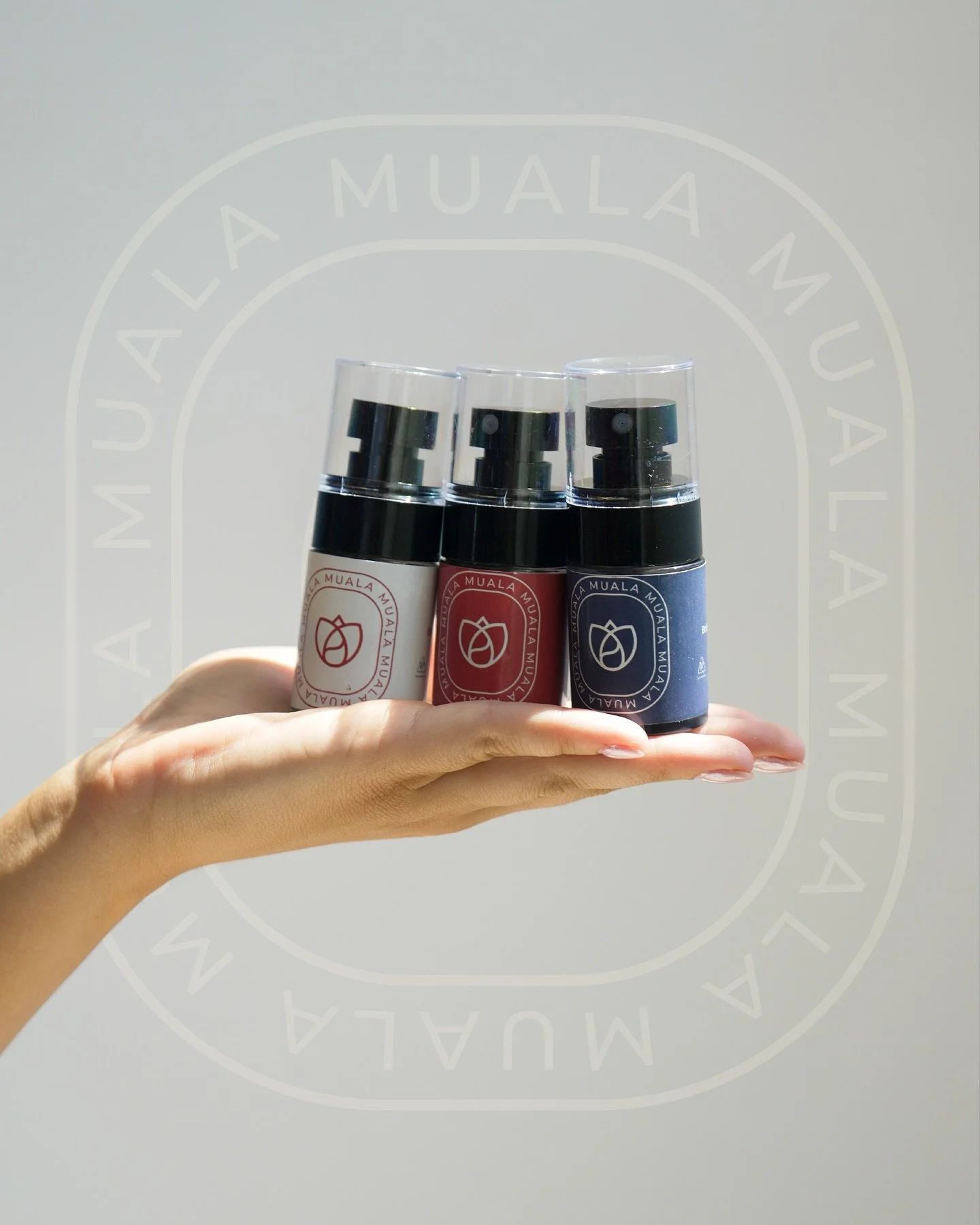 Deixa a tua pele respirar&hellip; 
O Body Mist Muala &eacute; o toque final do teu ritual: hidrata, refresca e perfuma com leveza natural.
Tr&ecirc;s aromas inspirados na harmonia entre natureza e alma.

🌸 Descobre o perfume da tua pele.
