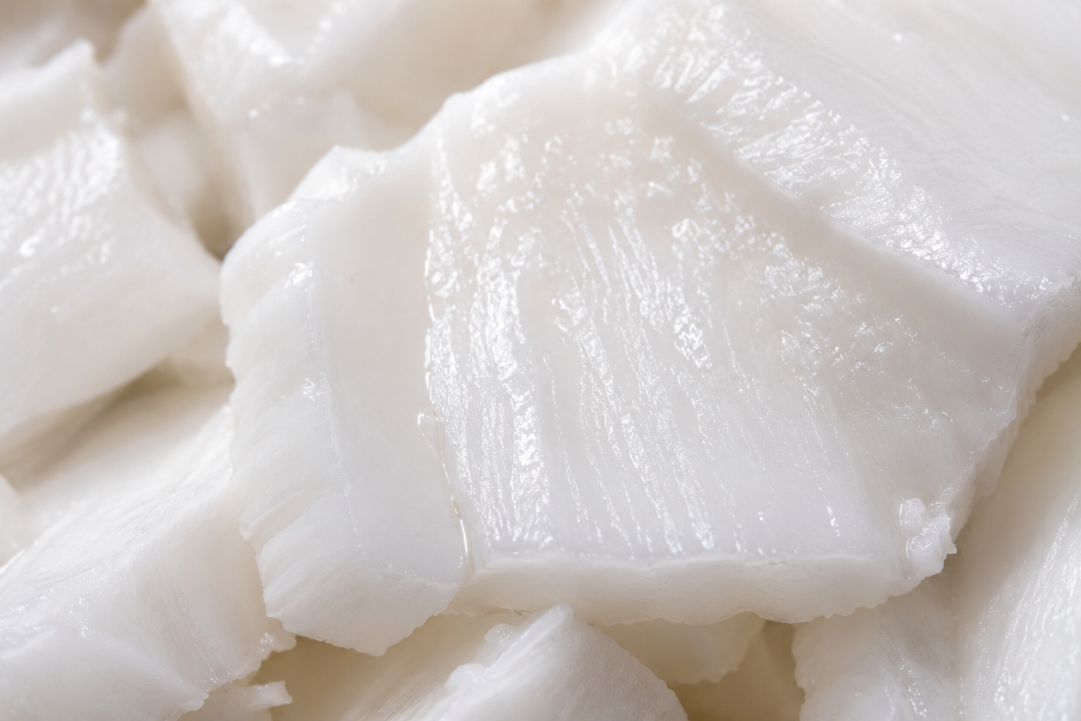 COCONUT 
Nourishes and softens the skin with essential fatty acids, helping restore moisture and improve skin comfort.