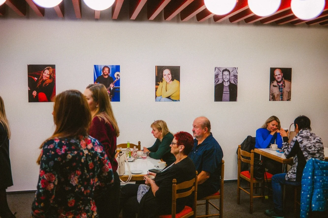 Kultura v Třeb&iacute;či žije. Když vyraz&iacute;te na koncert nebo divadeln&iacute; představen&iacute;, můžete si při chvilce ček&aacute;n&iacute; d&aacute;t v&iacute;no a prohl&eacute;dnout si m&eacute; fotografie zn&aacute;m&yacute;ch osobnost&iac
