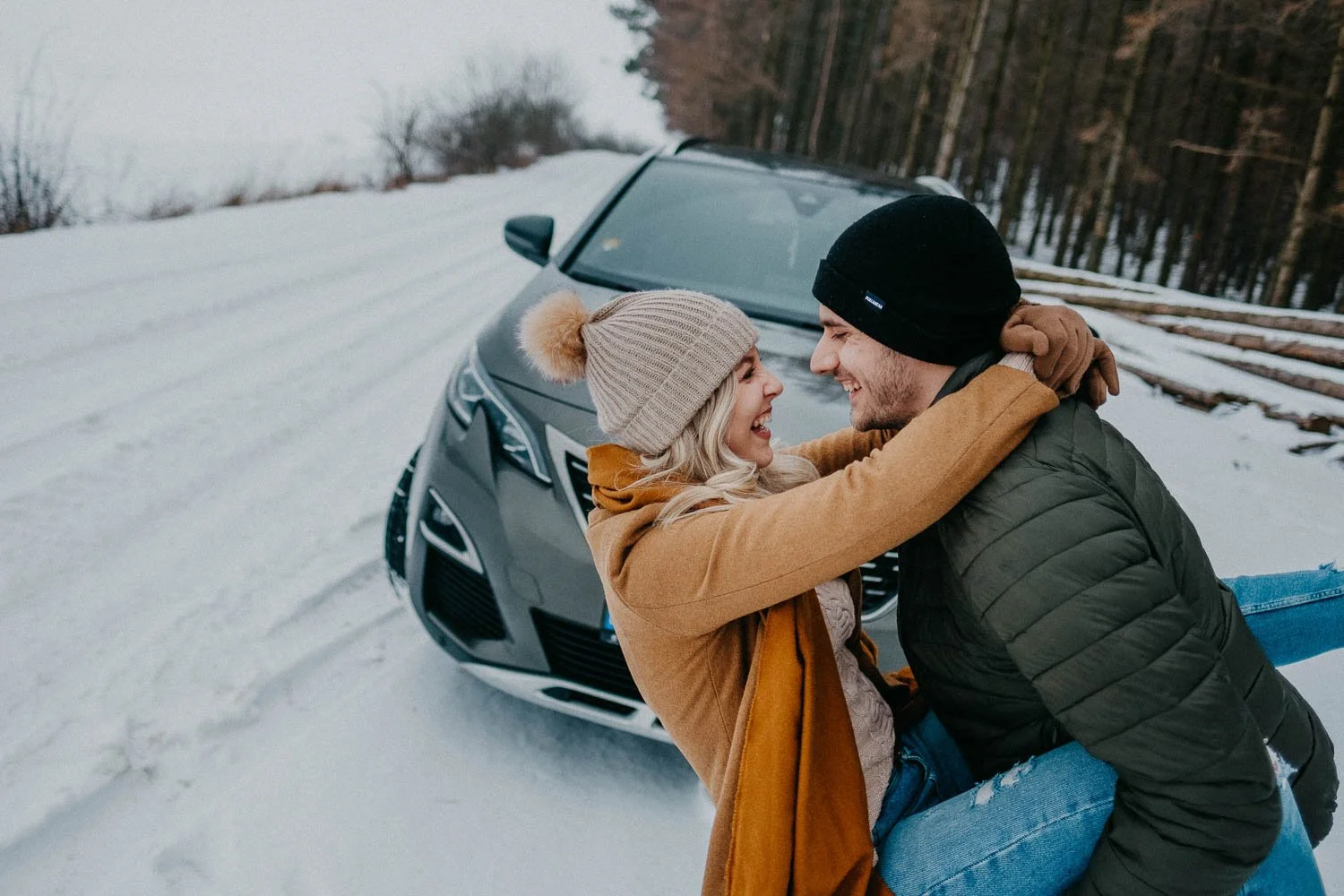 Predsvatebni-parove-foceni-zimni-laska-akcni-auto-peugeot-rande-pavel-rybnicek-trebic-vysocina-jihlava-brno-fotograf-00007.jpg