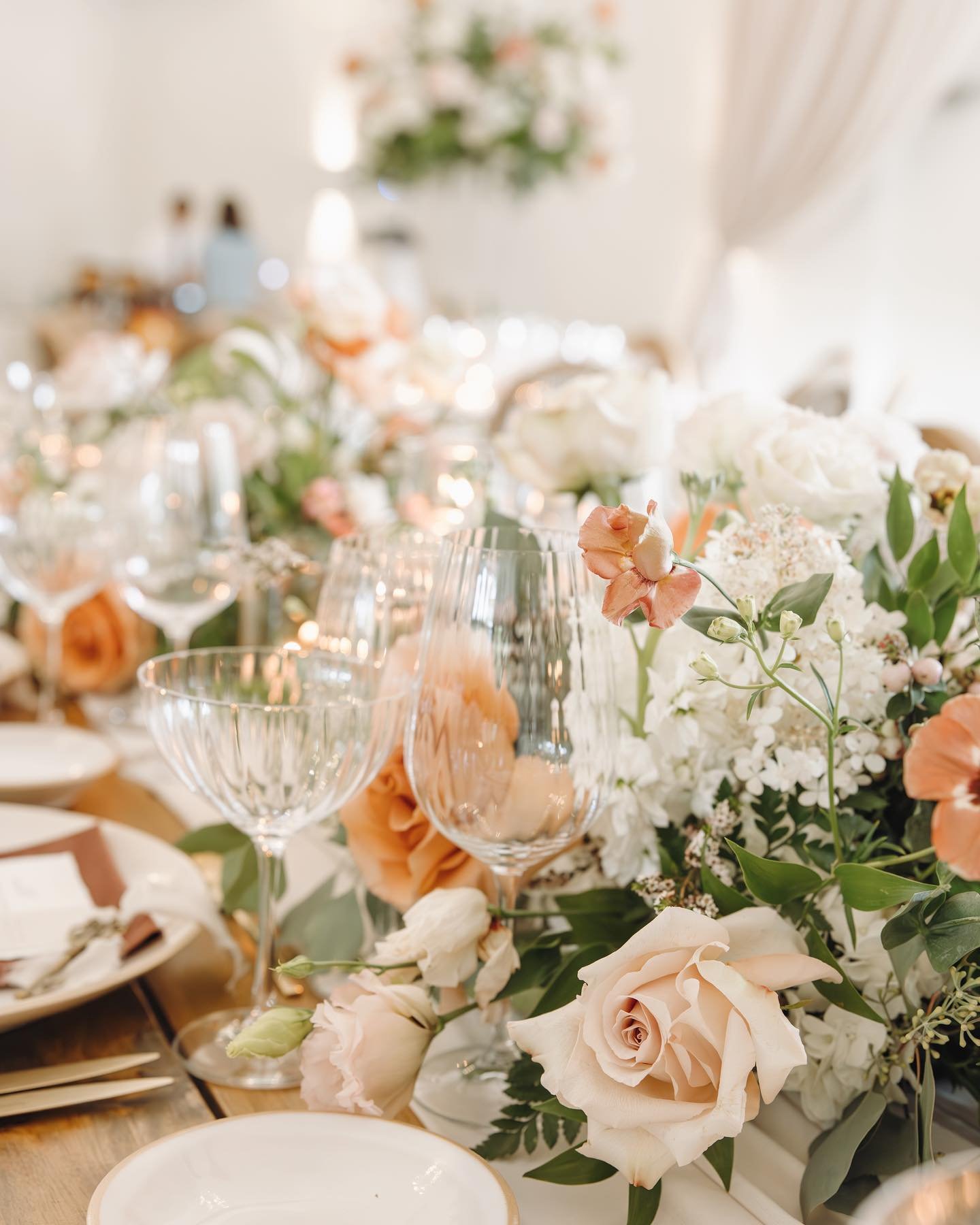 While Taylor is the hot topic this morning, my focus is on these stunning flowers! (And getting my taxes done today lol) 

At K &amp; A&rsquo;s reception, the floral arrangements were incredibly romantic, brought to life flawlessly by Alex and the @f