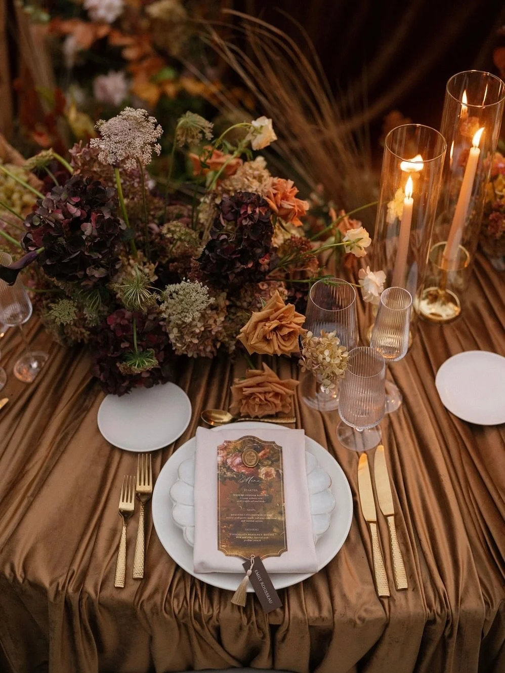 Autumnal Reverie 🍂 | Part V  As twilight settled over Fairview 1855, the evening unfolded into a scene of pure enchantment &mdash; a final chapter painted in candlelight. ✨

The dinner tablescape was nothing short of breathtaking &mdash; a sweeping 