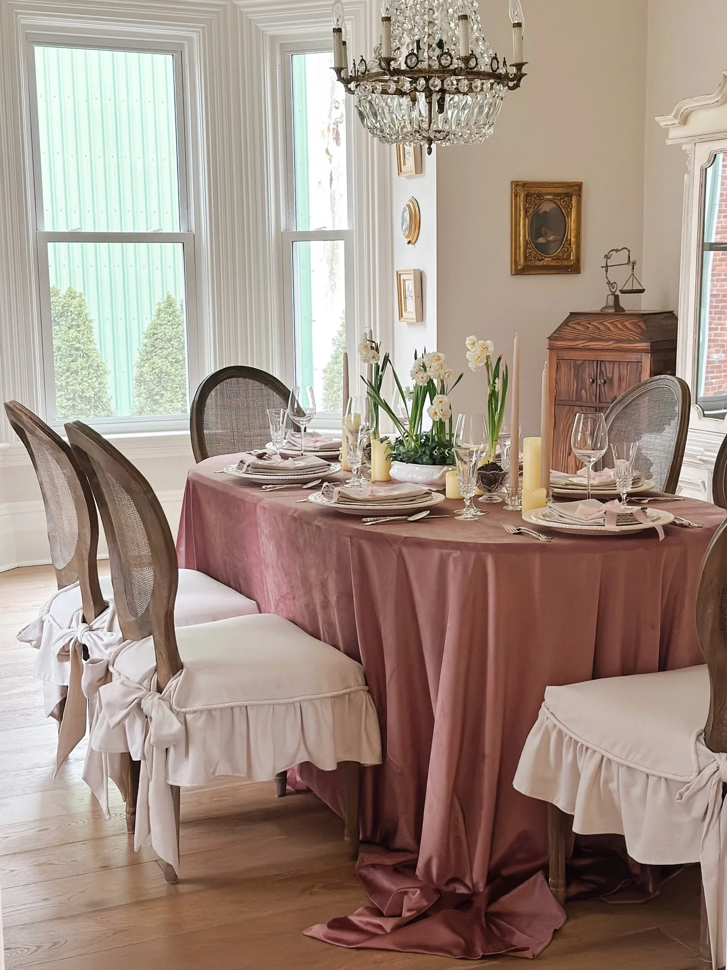 Happy Easter from our home to yours🐰

Dusty rose velvet, vintage floral plates, buttercup yellow candles and daffodils from @flowermarketwaterdown with a little ivy borrowed from my office plant for the centerpiece.

And if these place cards look fa