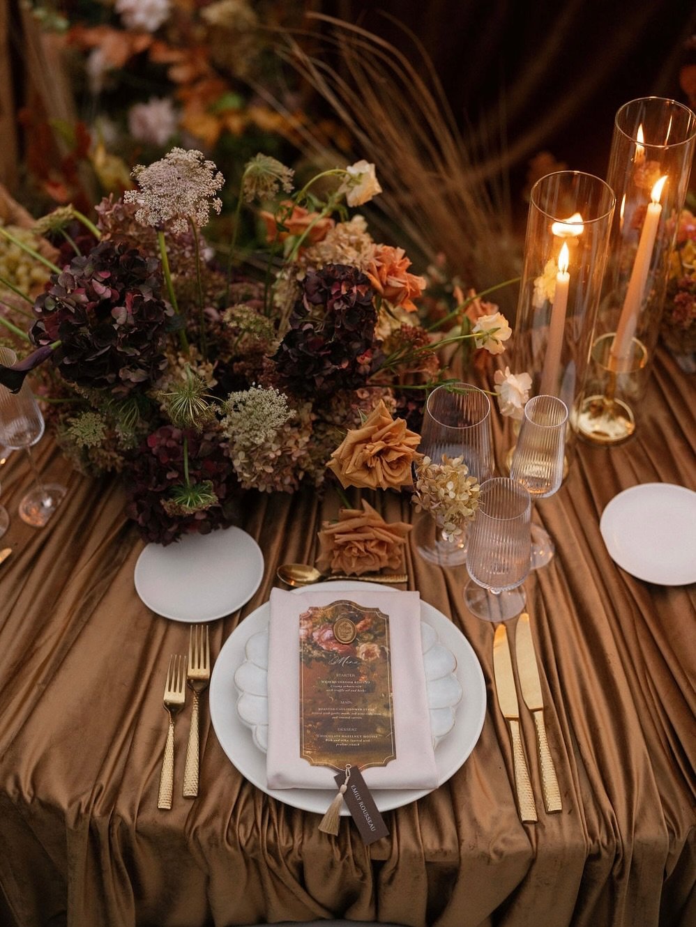 Autumnal Reverie 🍂 | Part V  As twilight settled over Fairview 1855, the evening unfolded into a scene of pure enchantment &mdash; a final chapter painted in candlelight. ✨

The dinner tablescape was nothing short of breathtaking &mdash; a sweeping 