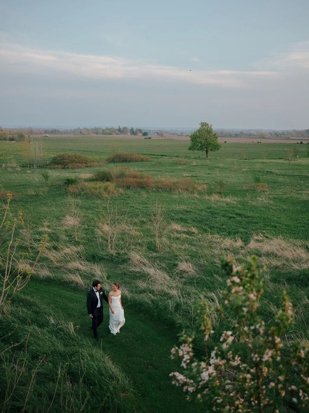 Emily &amp; Kyle&rsquo;s sneak peeks landed in my inbox yesterday from @howdypictures and WOW&mdash;they&rsquo;re every bit as beautiful as I&rsquo;d hoped (and then some) 🤍

What an incredible celebration and such a wonderful way to start our weddi
