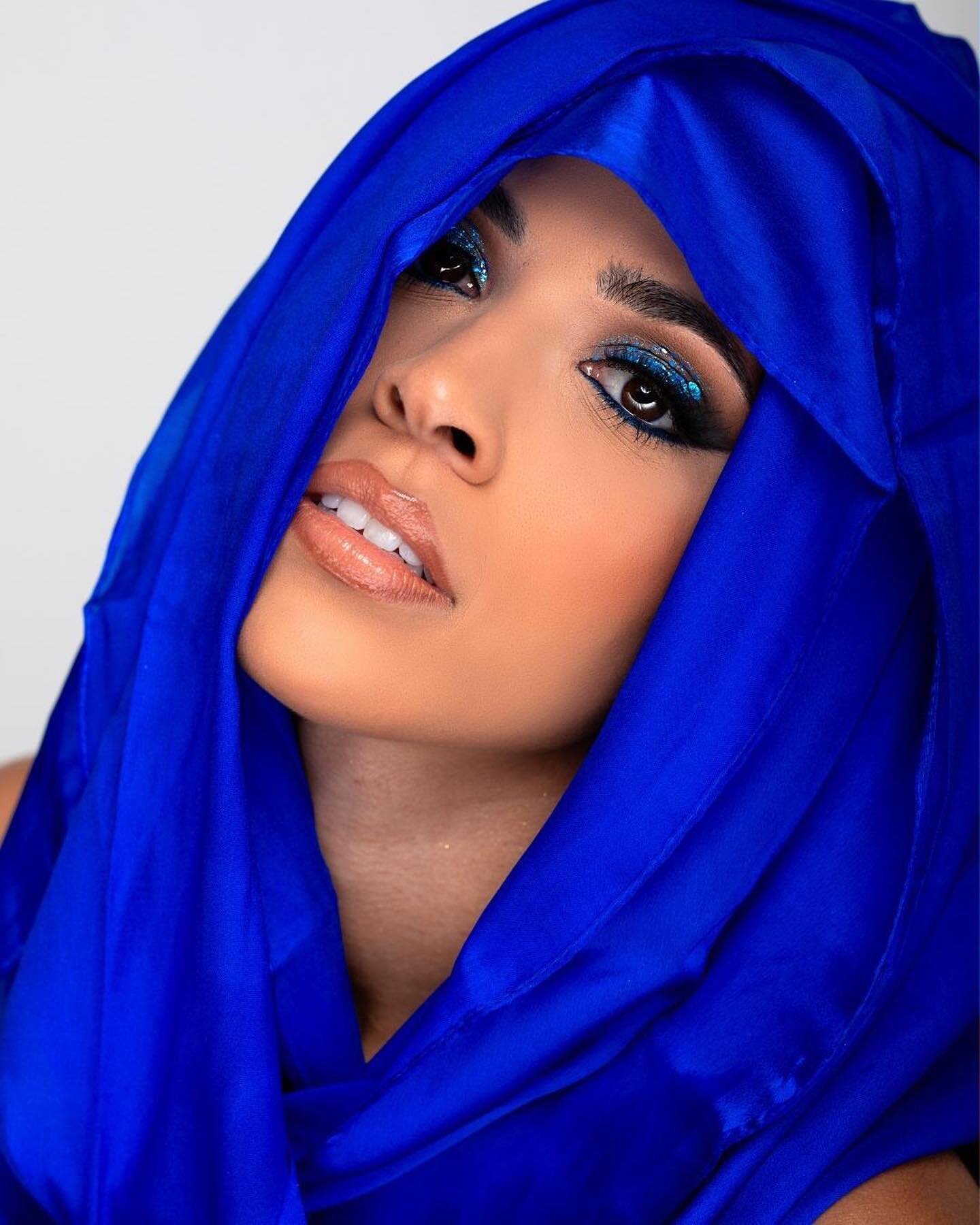 Color Series Part 3 with @bossbeautymakeupacademy 🌈🎨

Part 3: @bossbeautymakeupacademy MUA instructor @darleneglams picked BLUE for her model @_sydneejohnson_ 

For the prop we picked a silk scarf. I wanted the scarf to help enhance the beautiful b