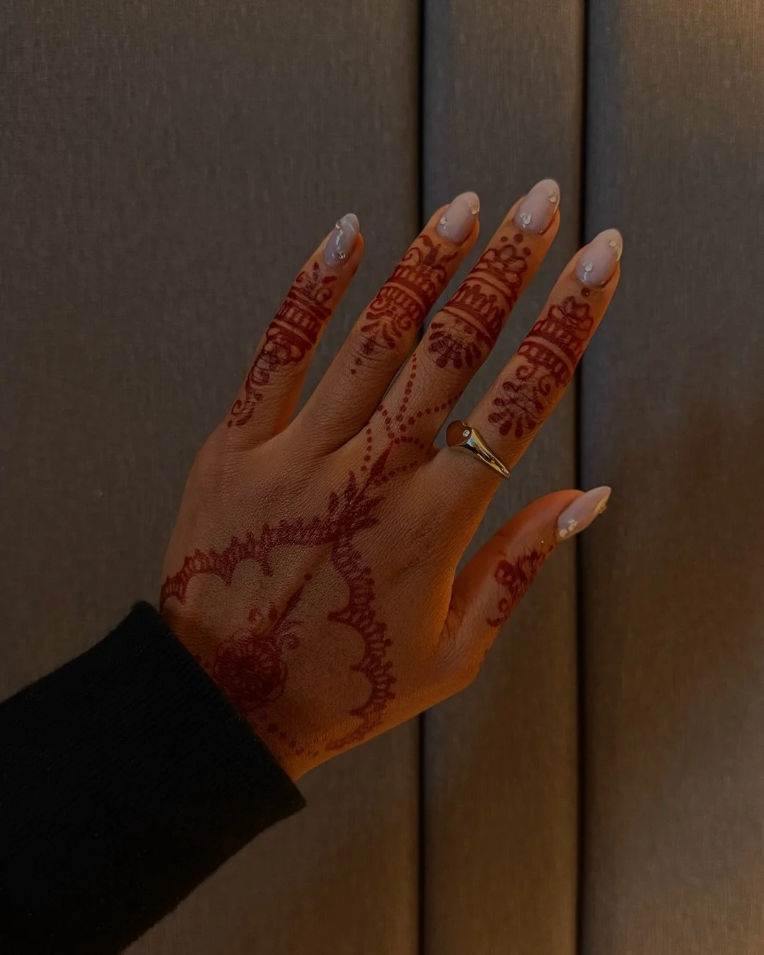 throwback to henna on my hands, colorful saris, dancing all night, and the most beautiful indian wedding in the uk for @leebda92 &amp; Alvaro ❤️✨

#indianwedding #henna #sari #lehenga #weddinglehenga #indianweddingdress #indianbride #mehndi #desiwedd