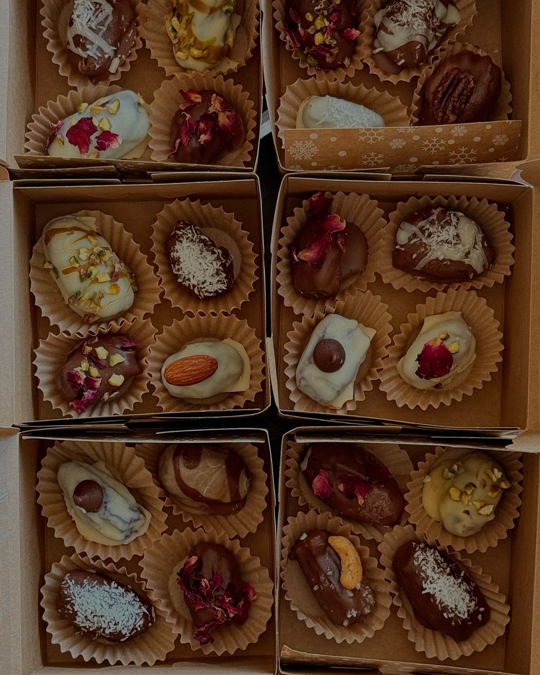 holiday treats from me to you🎀🍫
chocolate covered stuffed dates!

#holidaytreats #chocolatecovereddates #homecafe #christmasbaking #christmasgiftideas #homemade #medjooldates #holidaybaking #christmasrecipes #christmastreats #christmasdesserts