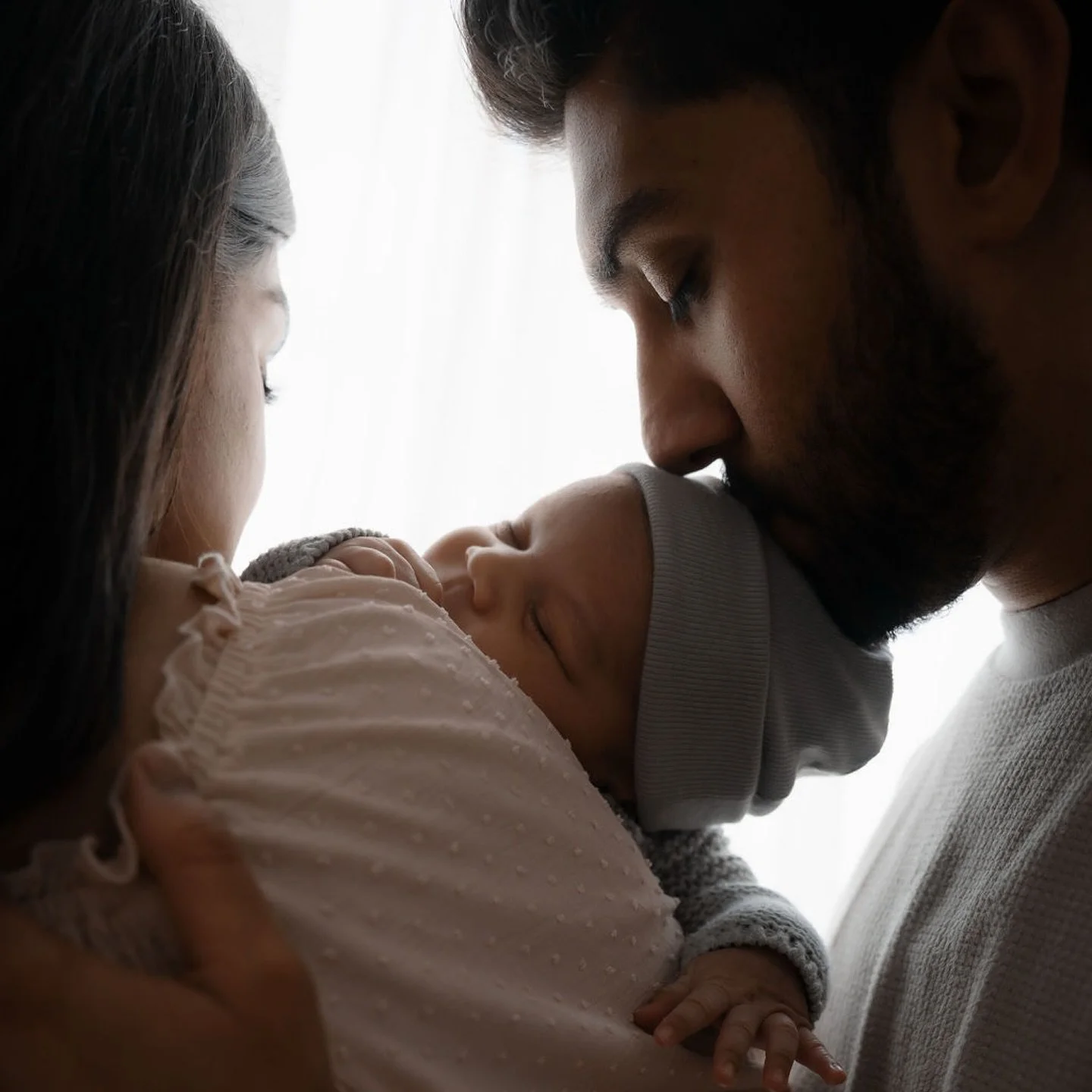 What do I mean when I say my newborn sessions are &ldquo;baby-led&rdquo; and lifestyle-focused?
It means your baby sets the pace &mdash; not me, not a pose checklist, and definitely not a studio timer.

These sessions happen right in your home, where